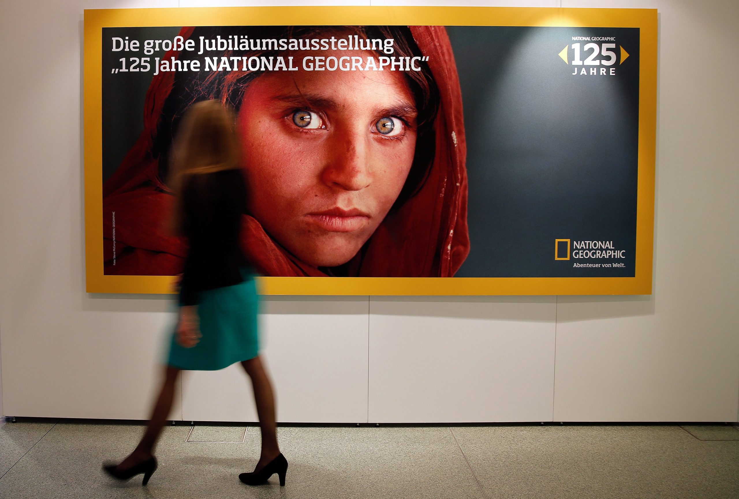 Icónica refugiada afegã, capa da revista National Geographic, detida no Paquistão