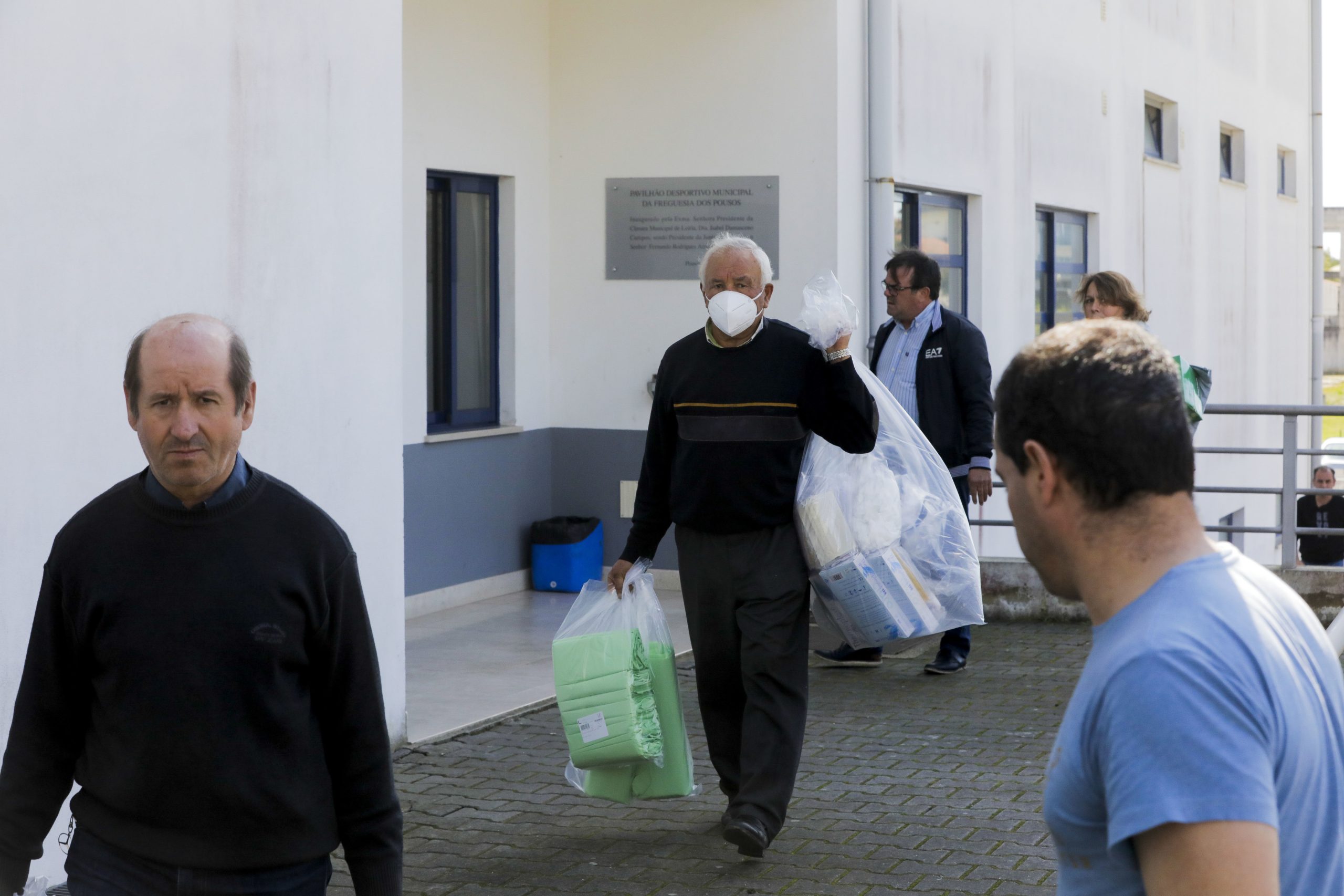 Médicos de saúde pública pedem cautela com surtos de covid-19 em lares