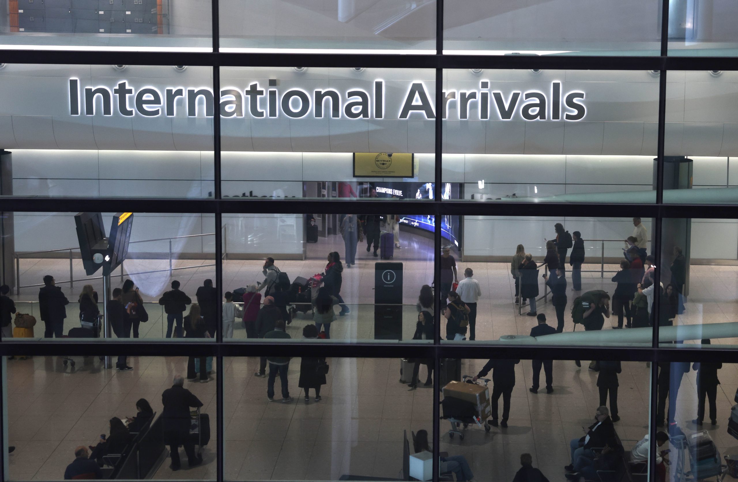 Terminal 4 do aeroporto de Heathrow evacuado após suspeita de incidente com materiais perigosos
