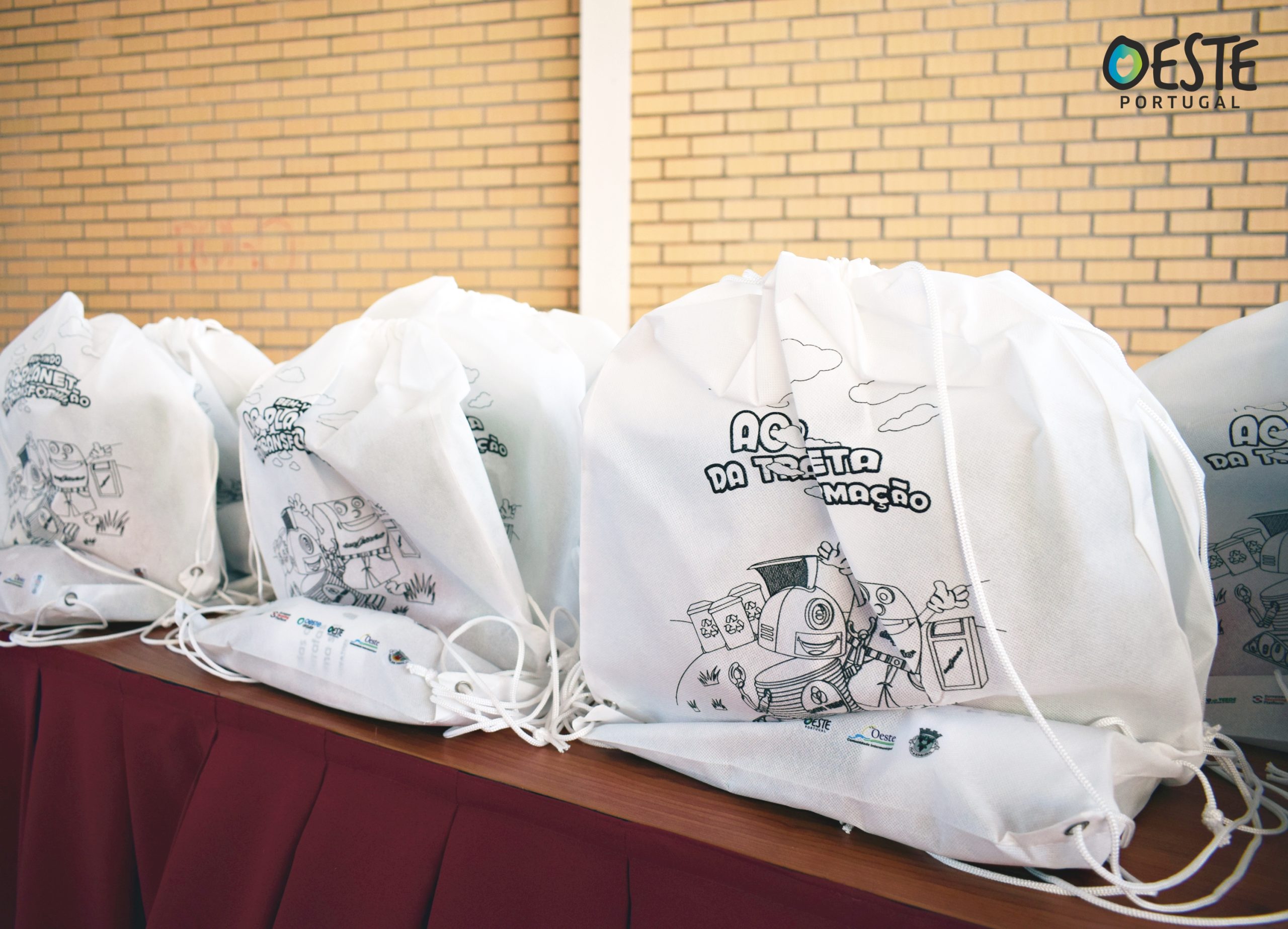 Comunidade Intermunicipal do Oeste entrega kits escolares para promover educação ambiental dos alunos