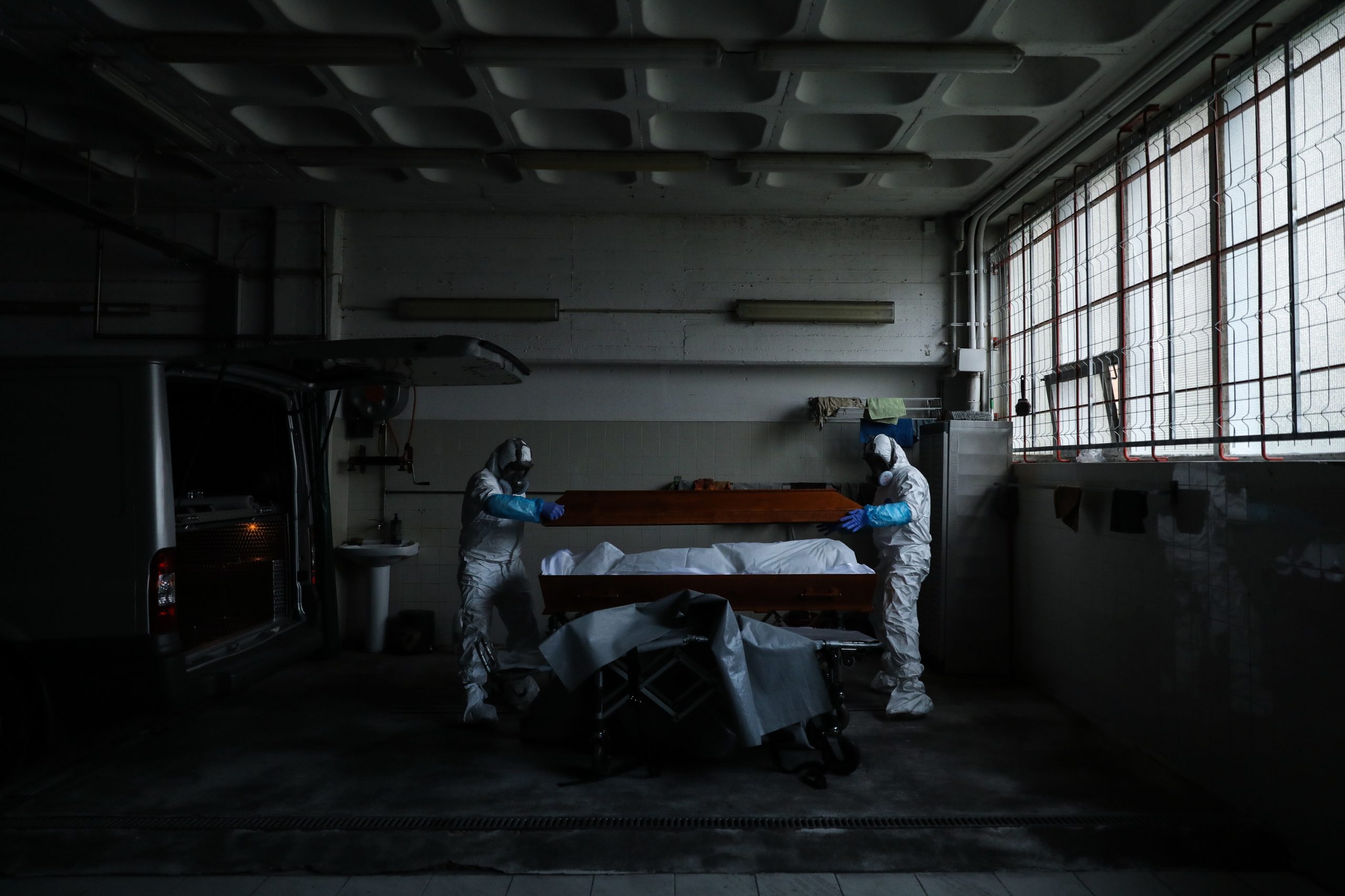 “Vão faltando camas para os vivos e gavetões de frio para os mortos”. Funerárias querem uniformizar rituais para retirar pressão aos hospitais