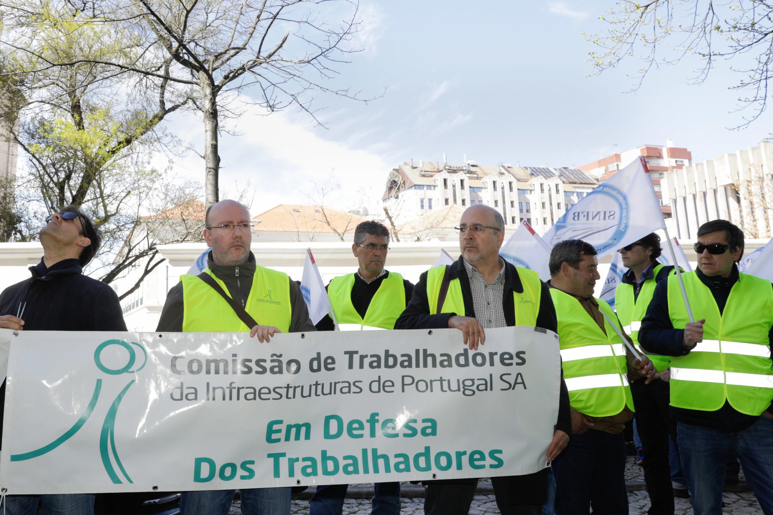 Manifestantes reivindicam em Lisboa aumentos salariais na Infraestruturas de Portugal