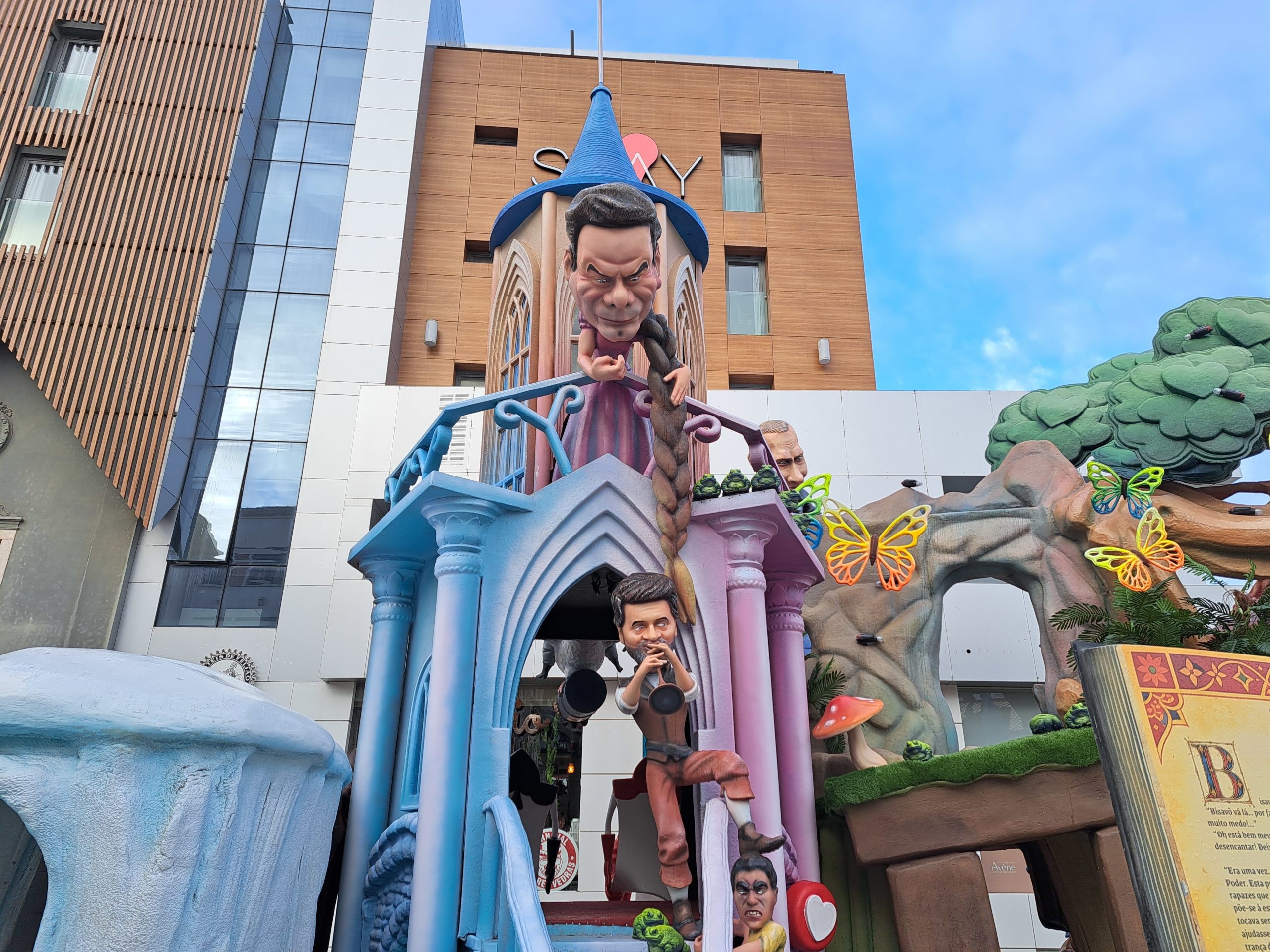 Montenegro é a Rapunzel, Trump a Rainha de Copas. A sátira política no Monumento ao Carnaval de Torres Vedras