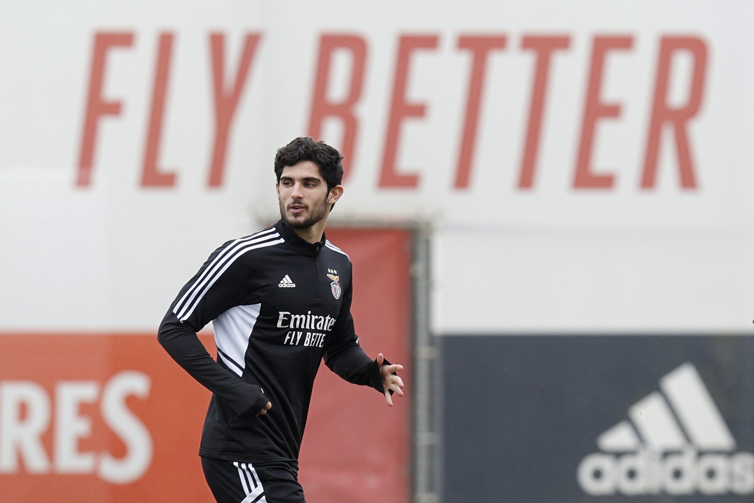 Gonçalo Guedes deixa o SL Benfica e ruma por empréstimo a Espanha