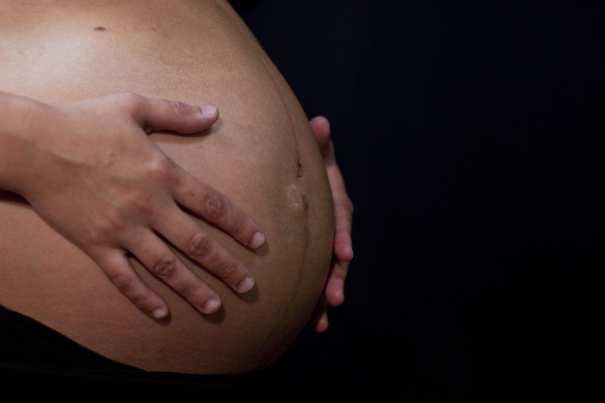 Reino Unido: 4 em cada 10 empregadores considera que a gravidez de uma funcionária é um “custo desnecessário” para a empresa