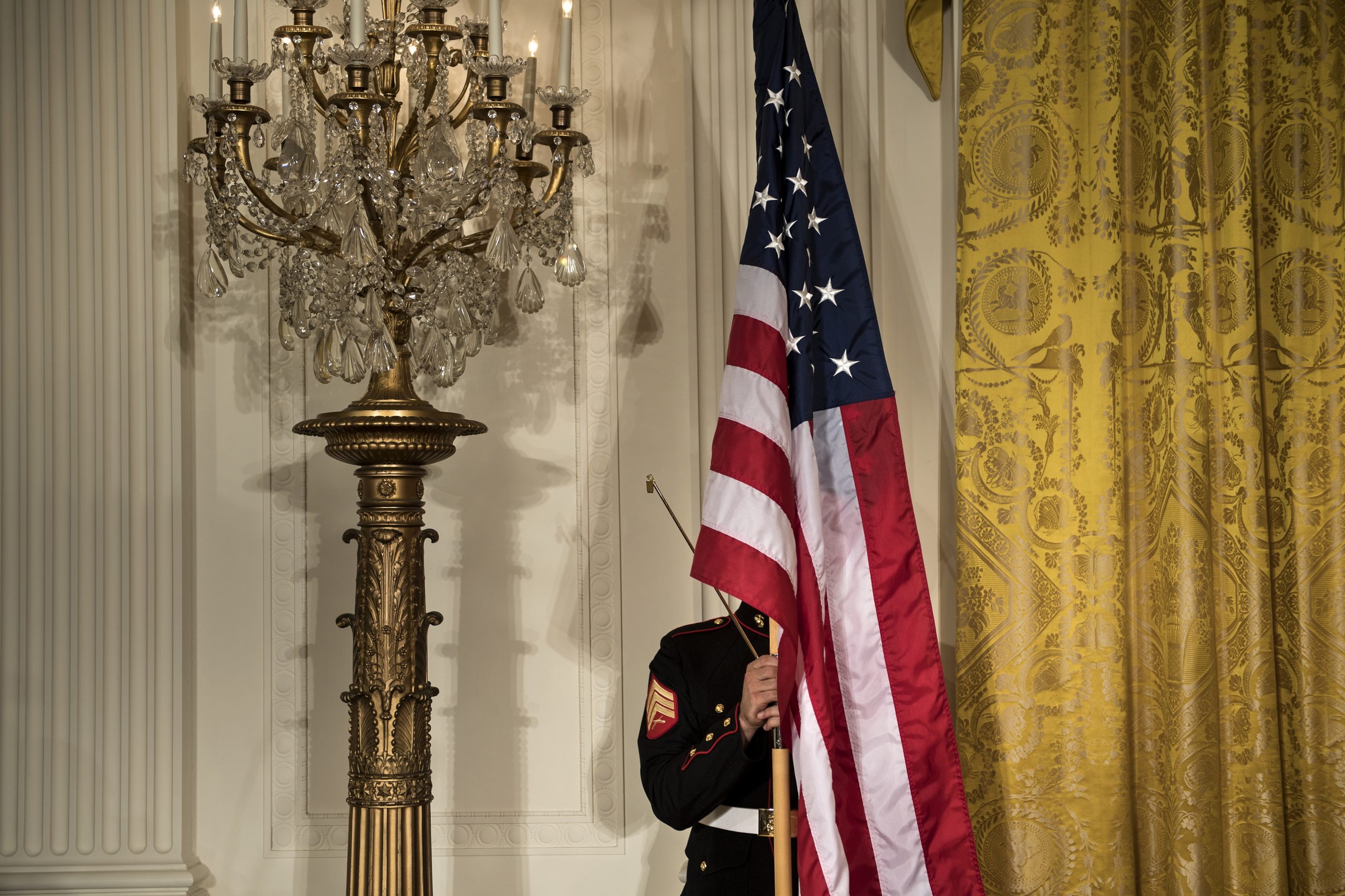 Há quem resista a Trump dentro da própria Casa Branca. O jornalismo ganha ou perde com essa denúncia num editorial anónimo do New York Times?