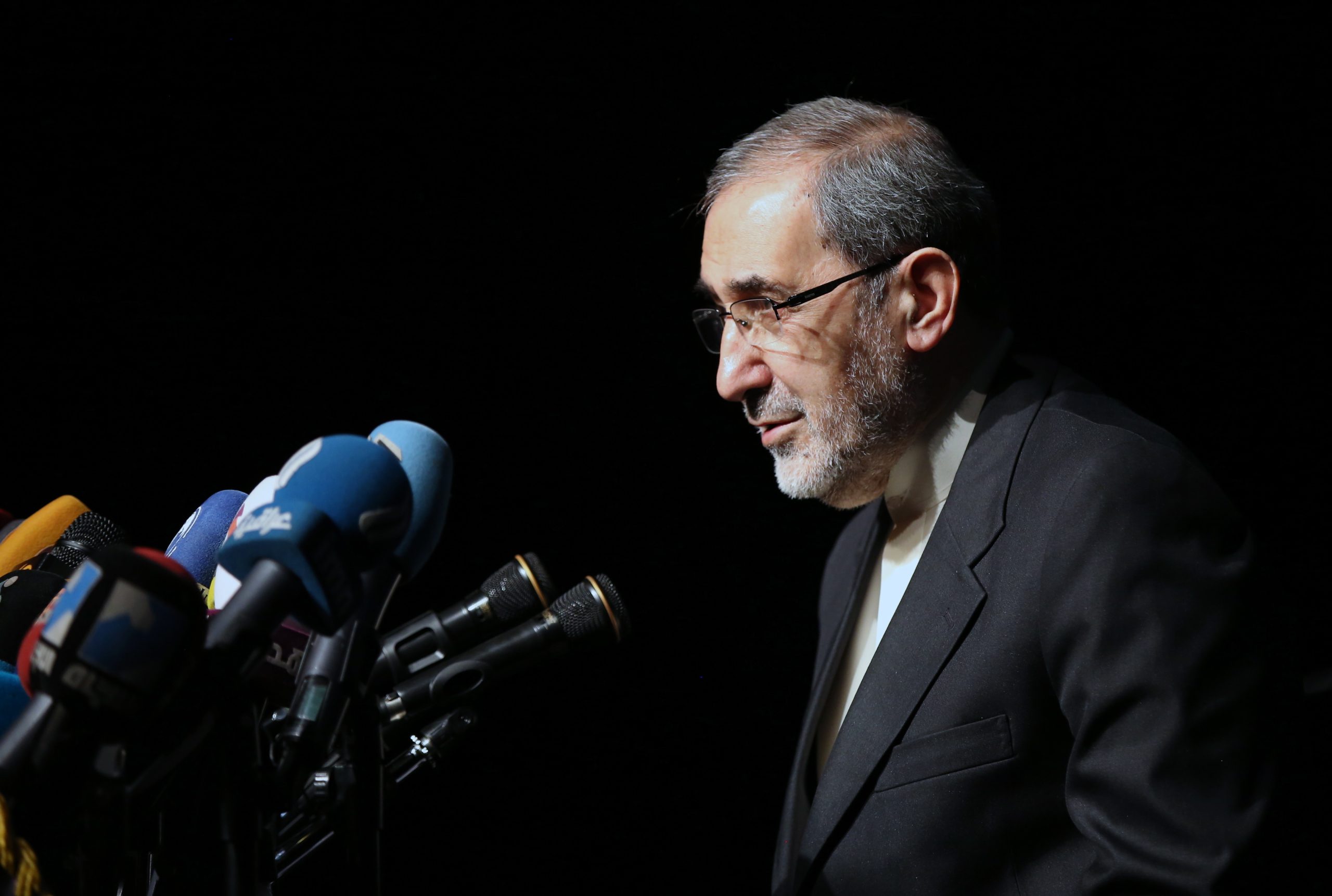 Conselheiro do líder supremo iraniano Khamenei ameaça bases norte-americanas