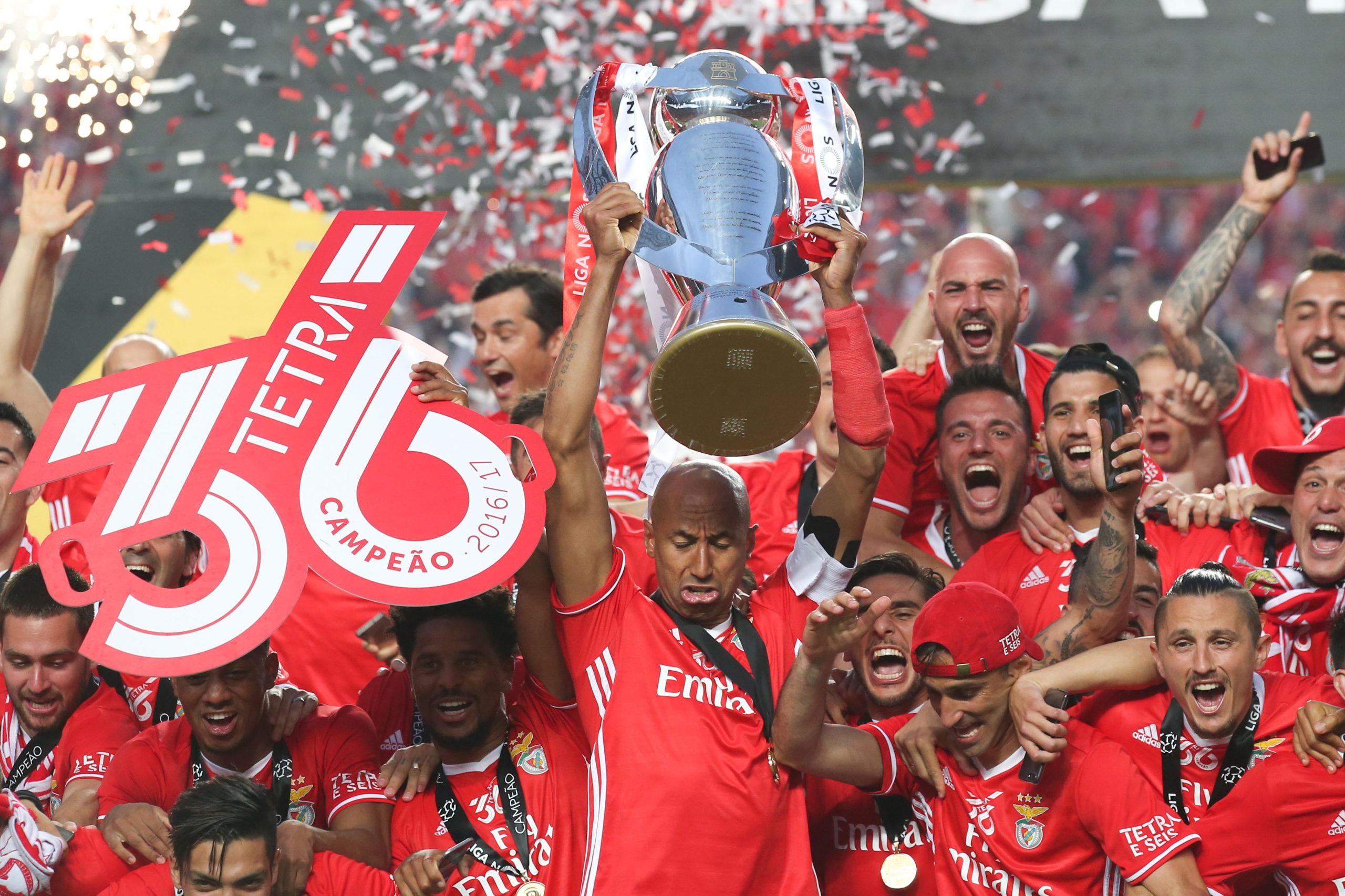 Milhares festejam no Marquês ao ver Luisão levantar a taça do tetra