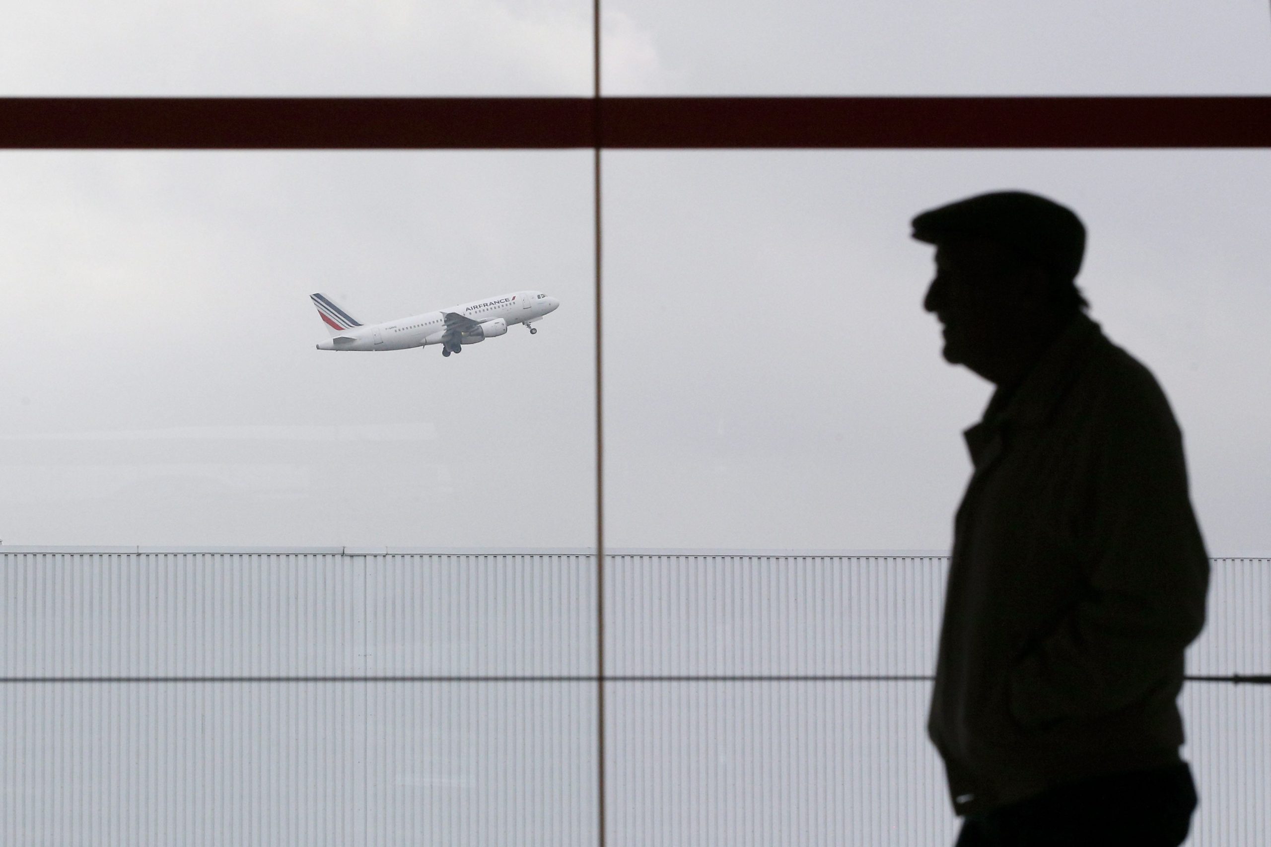 França: Homem entrou em zona privada sem ser revistado e causou alvoroço em aeroporto de Paris