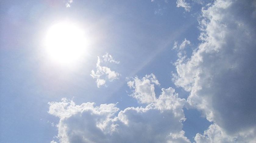 Sol, será este o melhor amigo da acne?