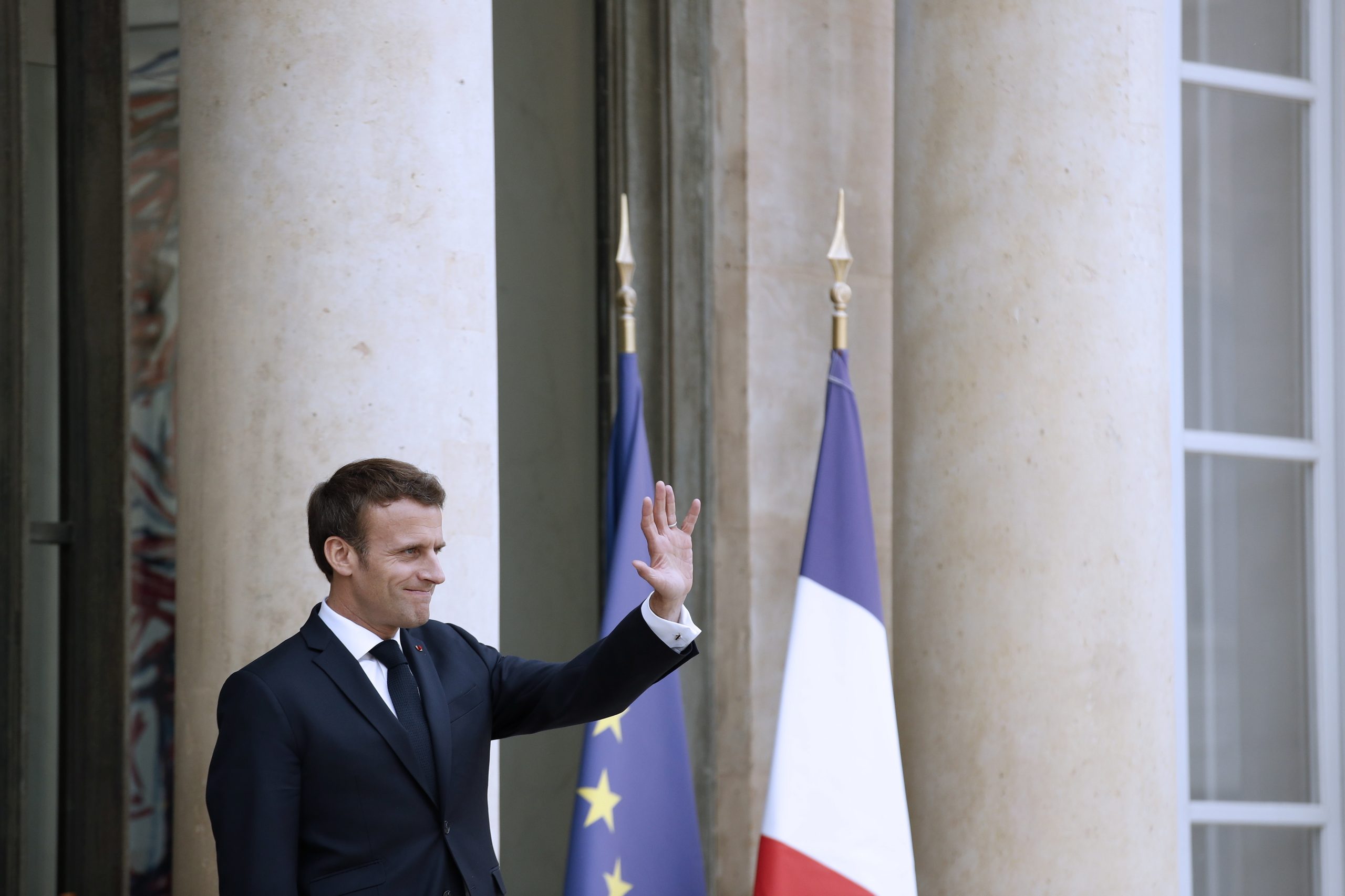 Jornalista considera que presidencialismo francês revelou “narcisismo” de Macron