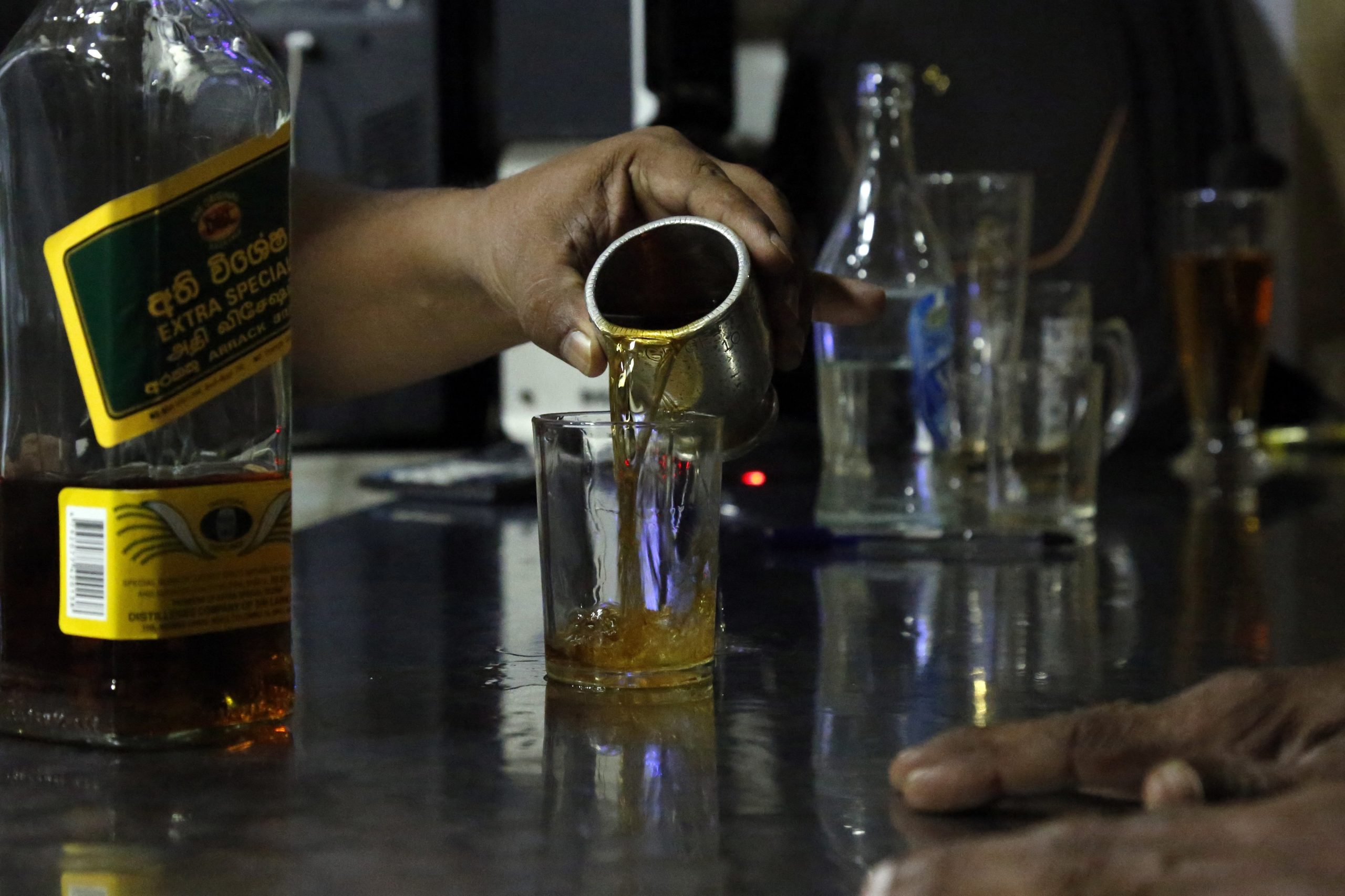 Adultos não devem beber mais de que uma bebida alcoólica por dia, alerta estudo