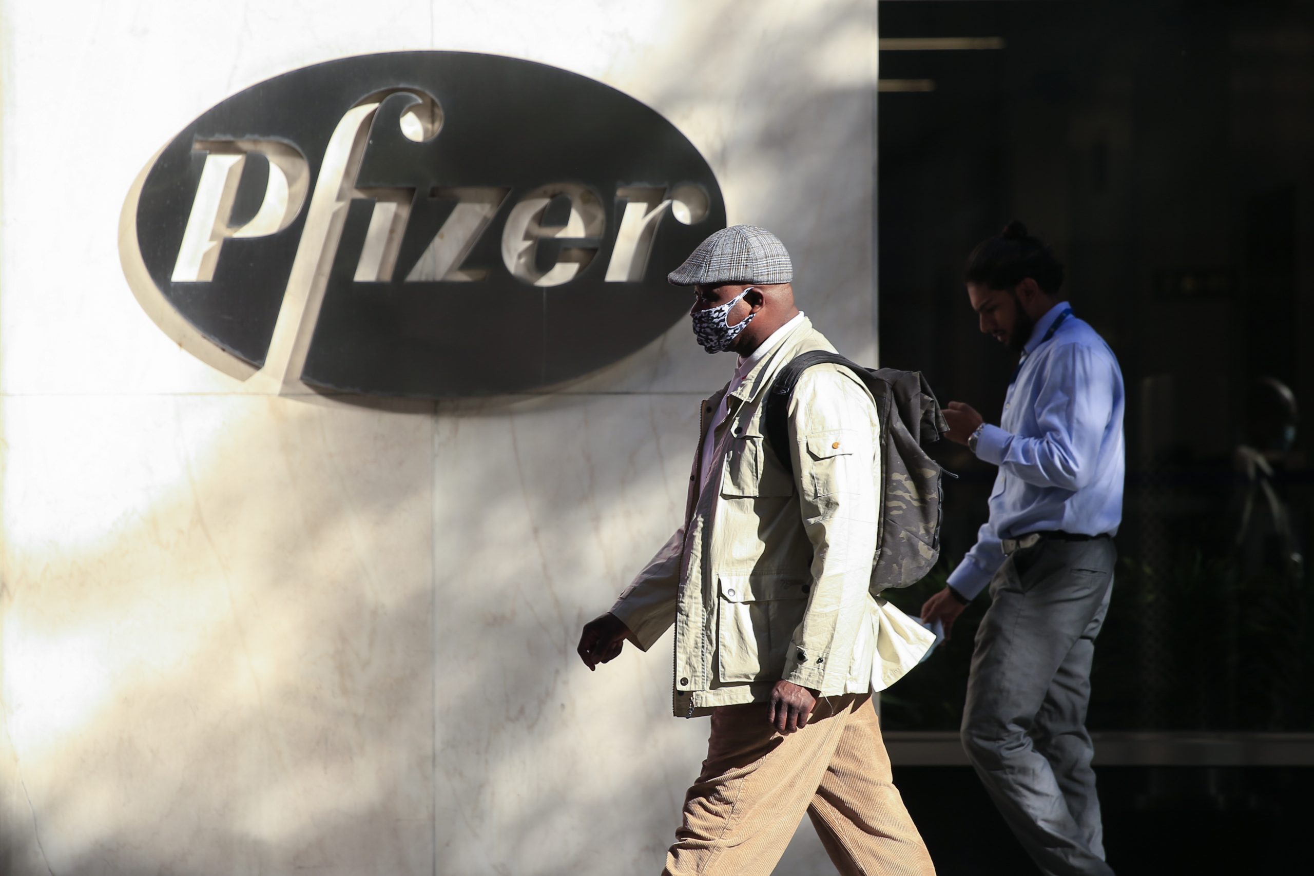 Covid-19. Vacina da Pfizer/BioNTech aprovada no Reino Unido – é o primeiro país do mundo a conseguir