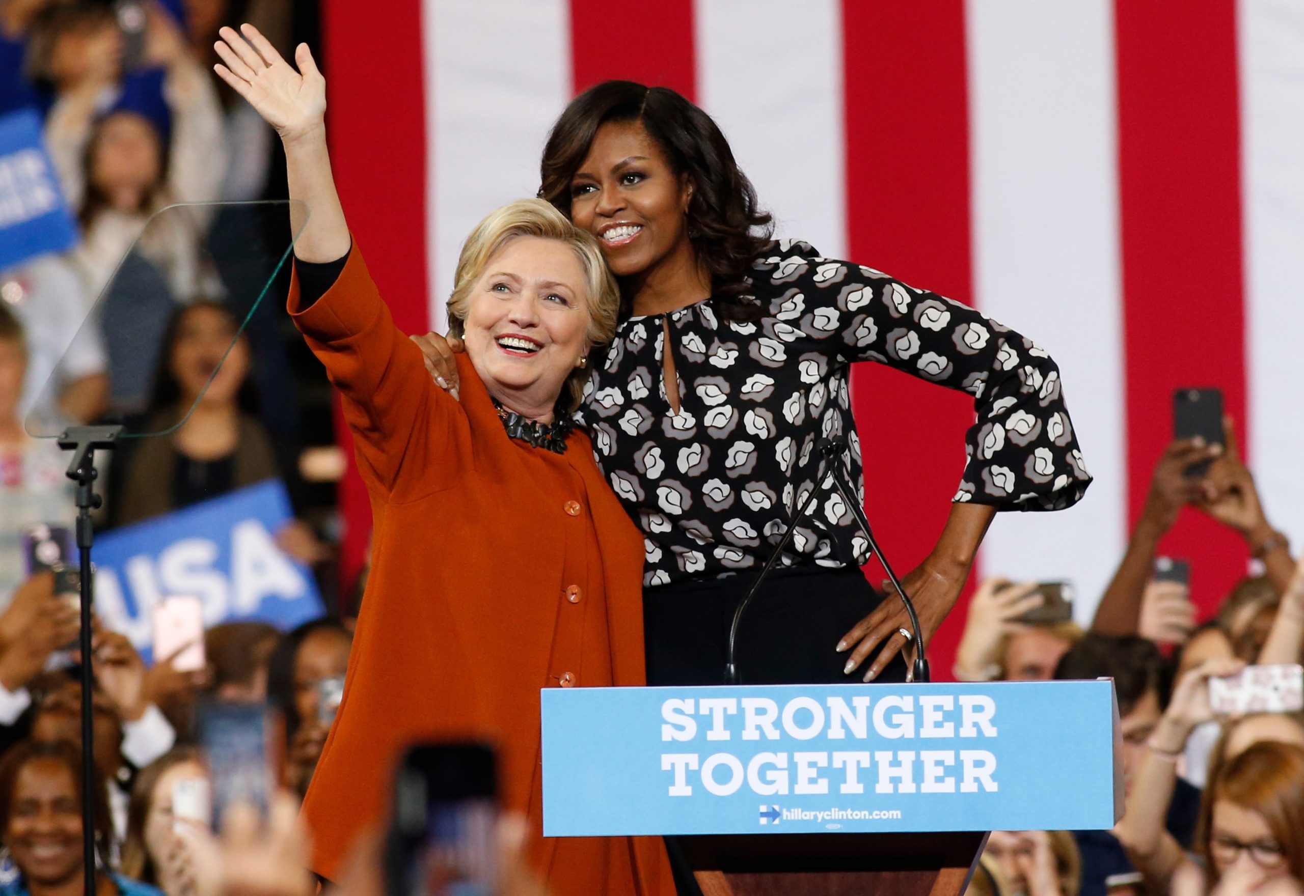 Hillary Clinton pede a FBI que detalhe mensagens que levaram a reabetura de investigação
