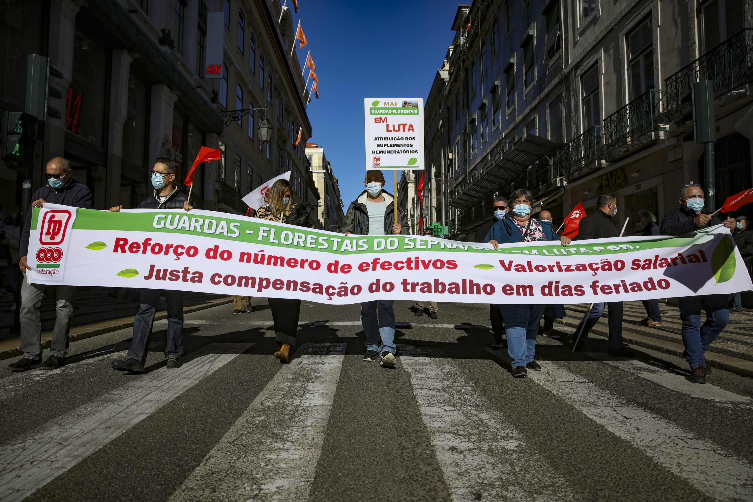 GNR: Cerca de 100 guardas florestais do SEPNA manifestam-se em Lisboa