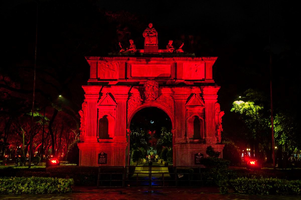 Vermelho, “a cor que simboliza o sangue dos mártires”. Monumentos mudam de cor e alertam para a perseguição de cristãos