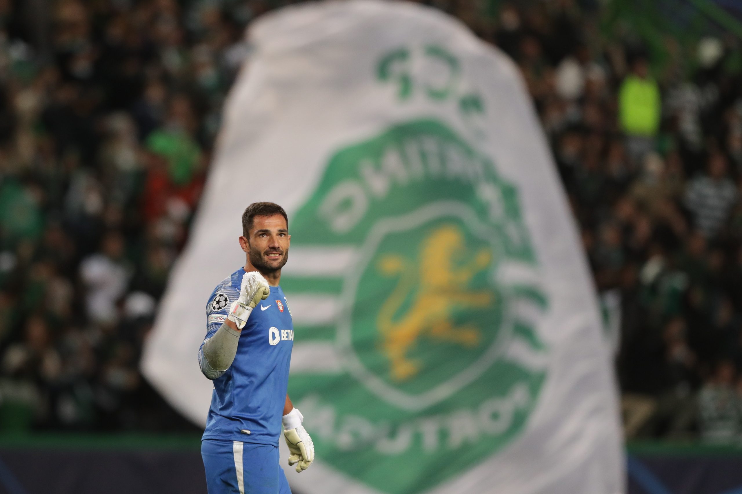 Guarda-redes Antonio Adán sofre lesão no ligamento do joelho direito