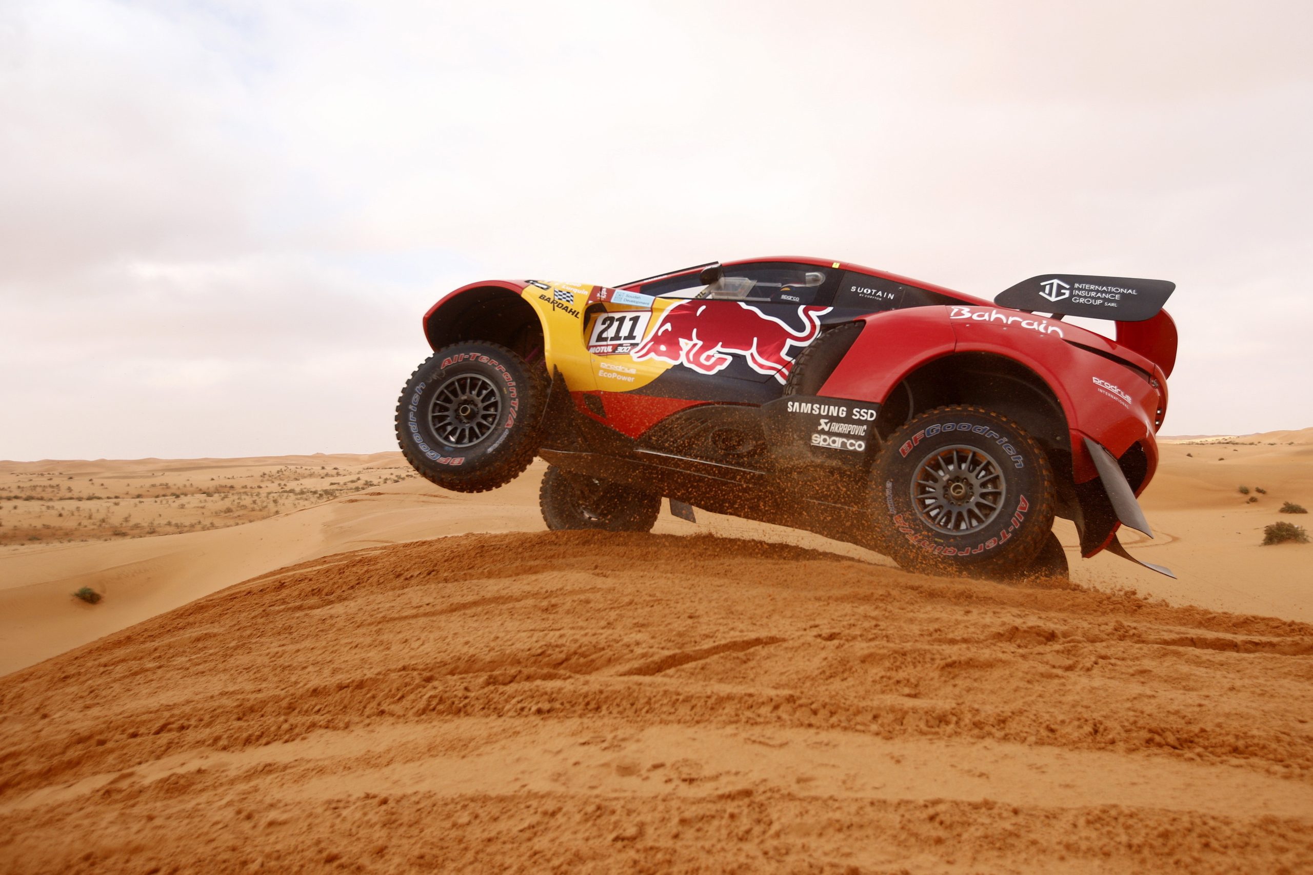Loeb vence segunda etapa nos carros e motas têm novo líder