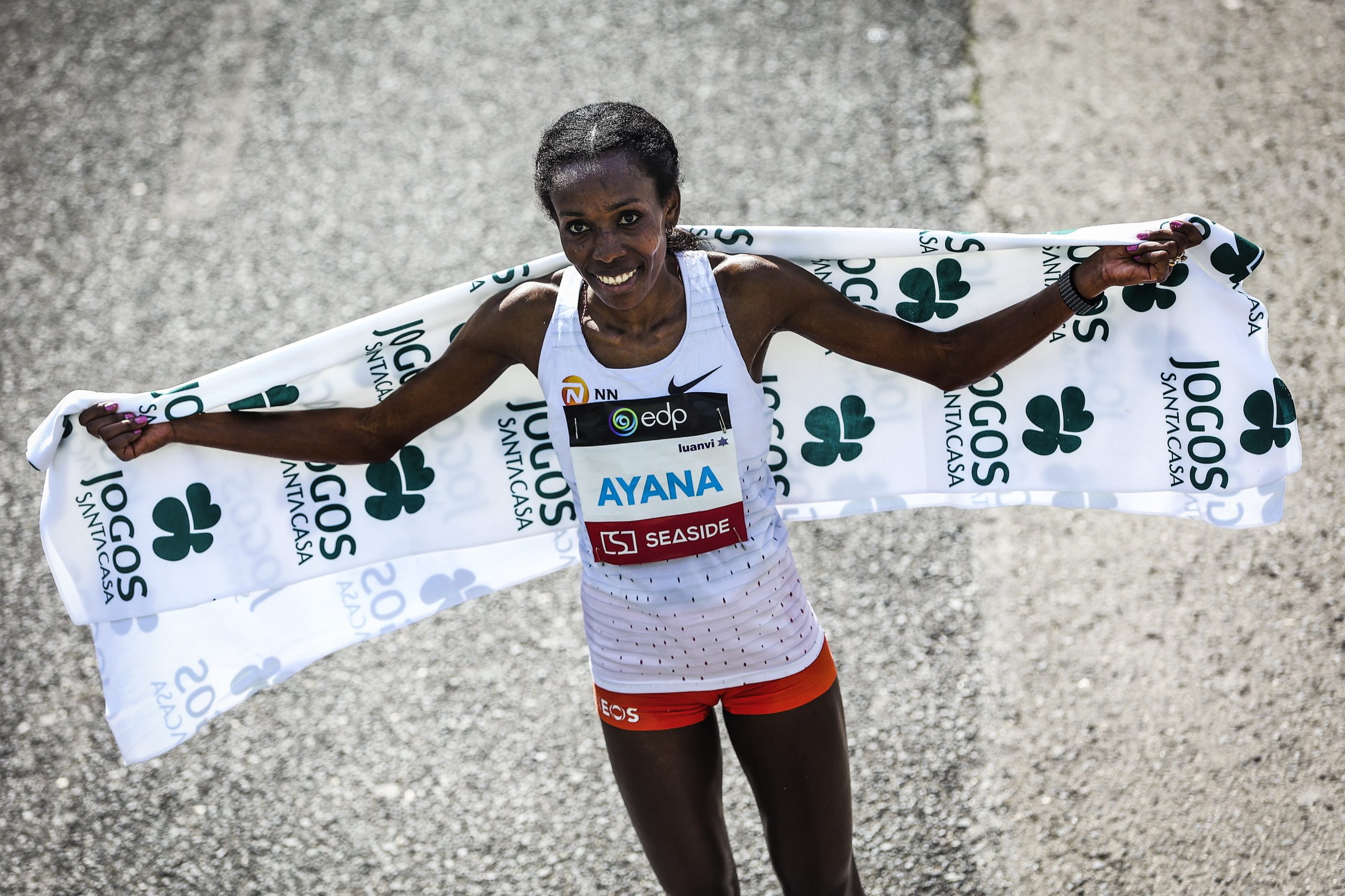 Etíopes Nibret Melak e Almaz Ayana vencem meia maratona de Lisboa