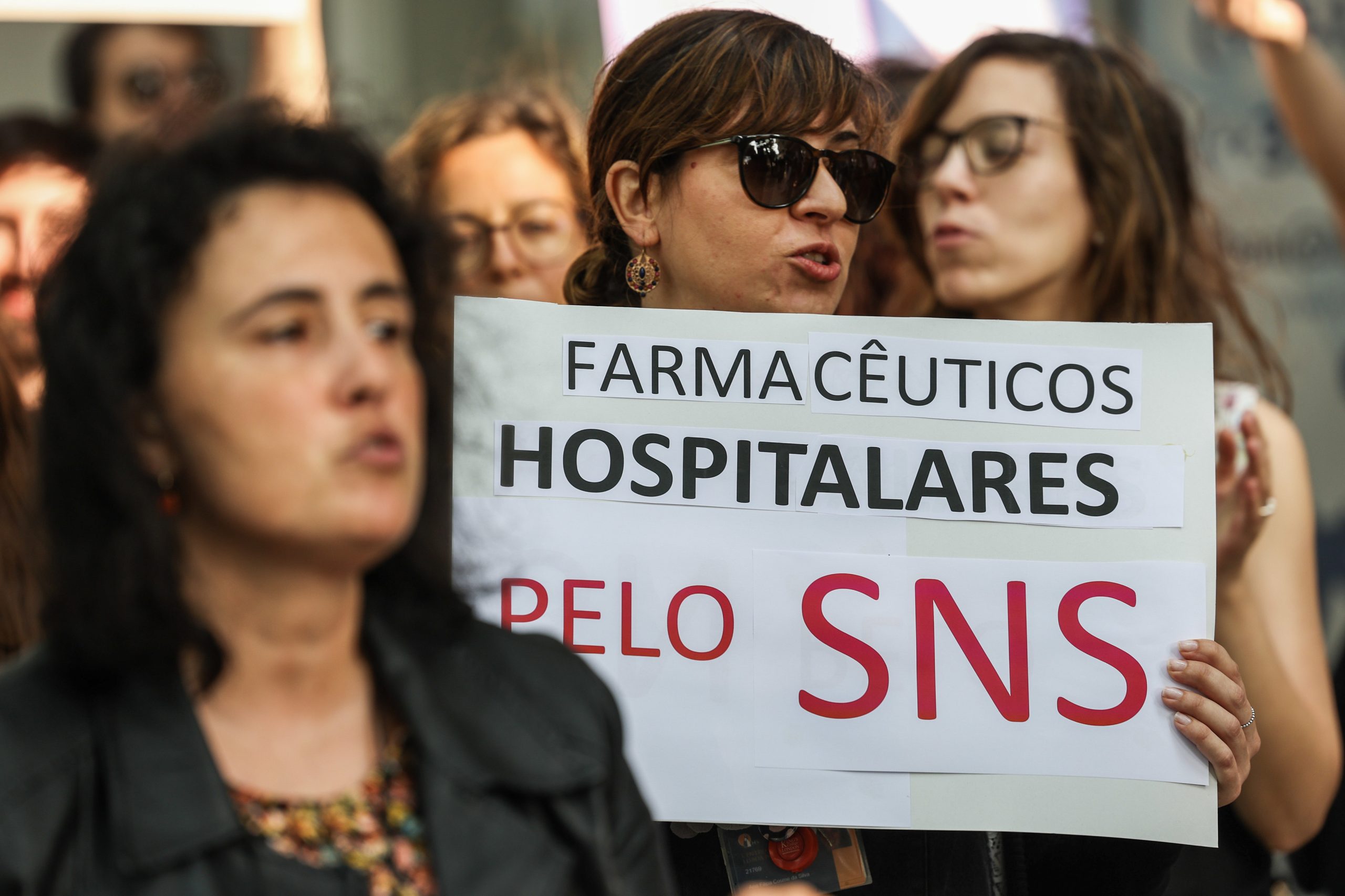 Farmacêuticos do SNS protestaram no Porto contra falta de soluções profissionais