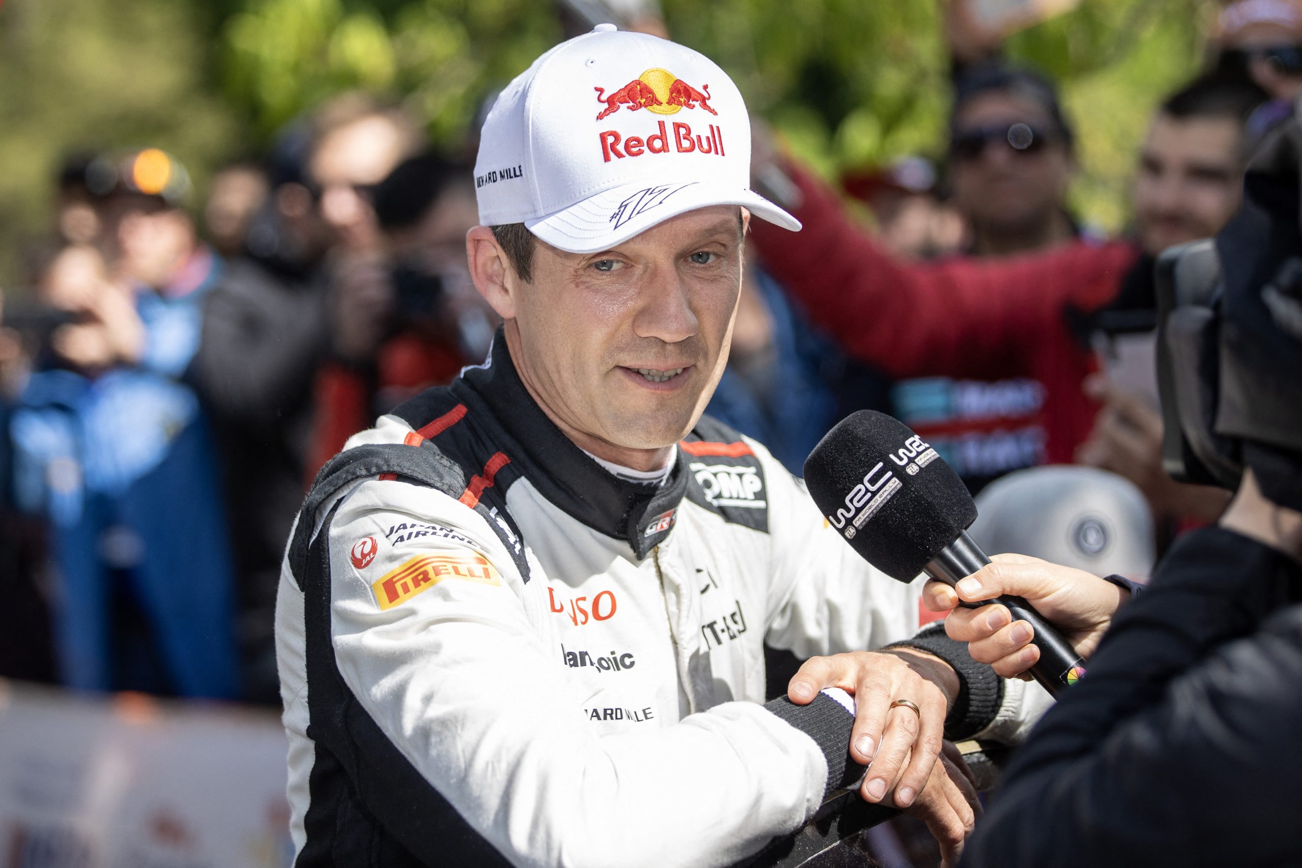 Campeão Sebastien Ogier e co-piloto sofrem acidente nos treinos para o rali da Polónia
