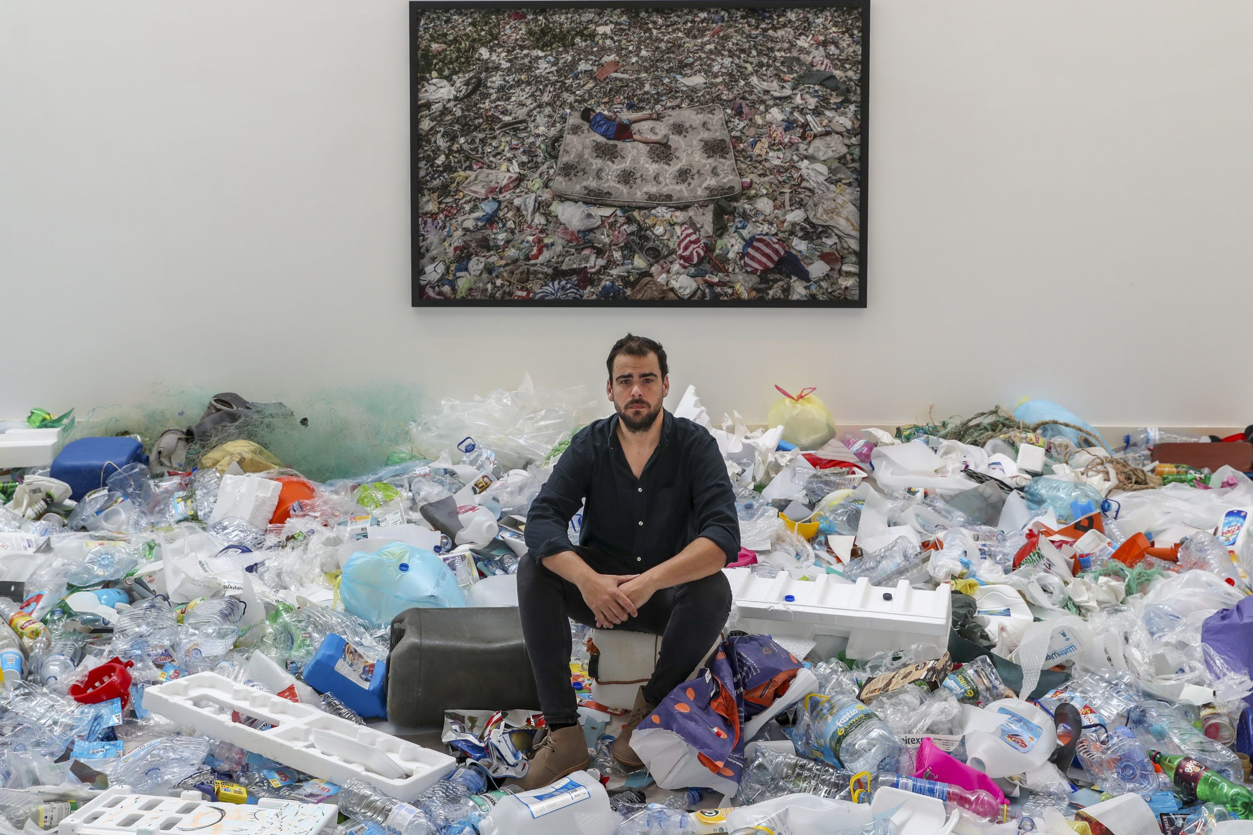 Exposição de Mário Cruz sobre poluição e vida entre o lixo chega a Bruxelas este mês