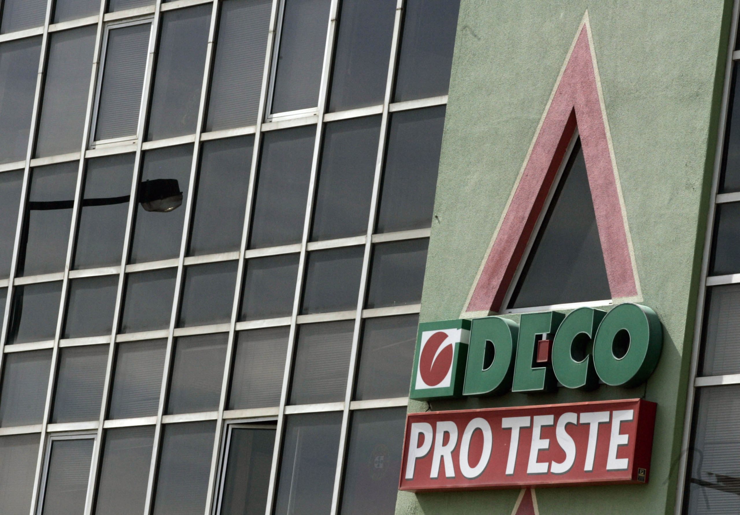 Deco avança para tribunal para recuperar 60 milhões de euros cobrados ilegalmente por operadoras