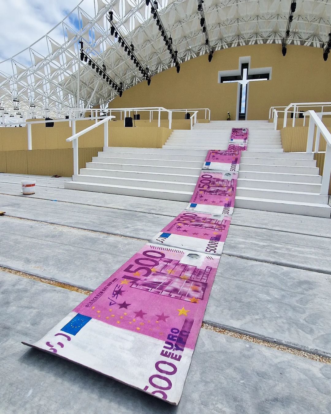 JMJ: afinal a culpa da intervenção de Bordalo II é do empreiteiro do altar-palco, diz Segurança Interna
