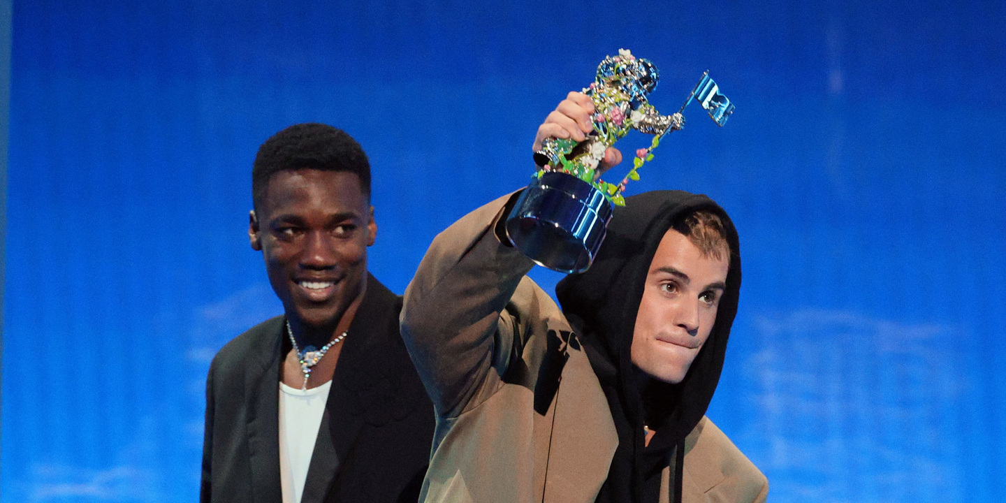 Justin Bieber conquista dois prémios MTV Video Music Awards, incluindo Artista do Ano