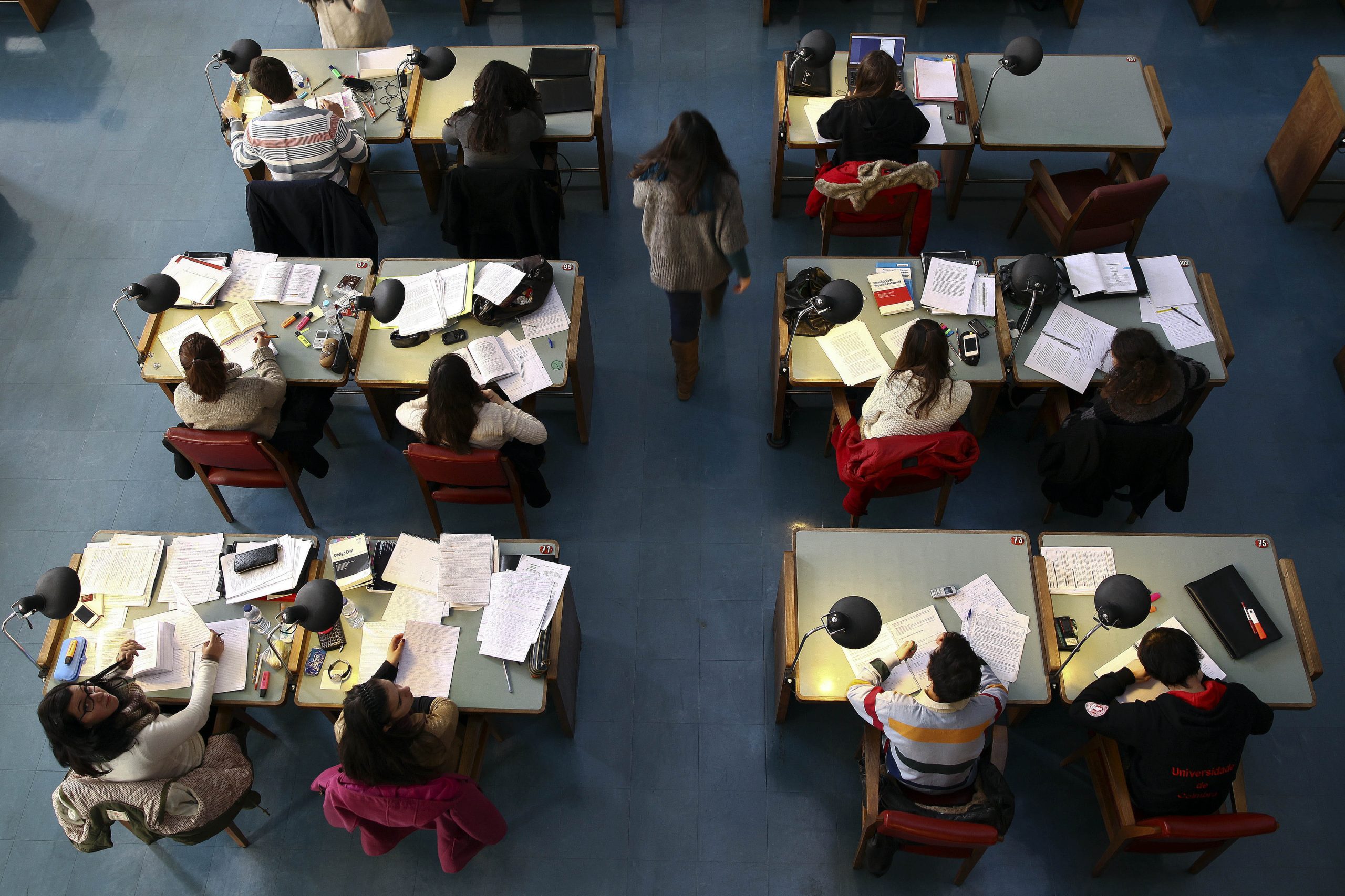 Como pagar o custo de estudar na universidade? Bolsas, apoios e empréstimos para quem chegou lá