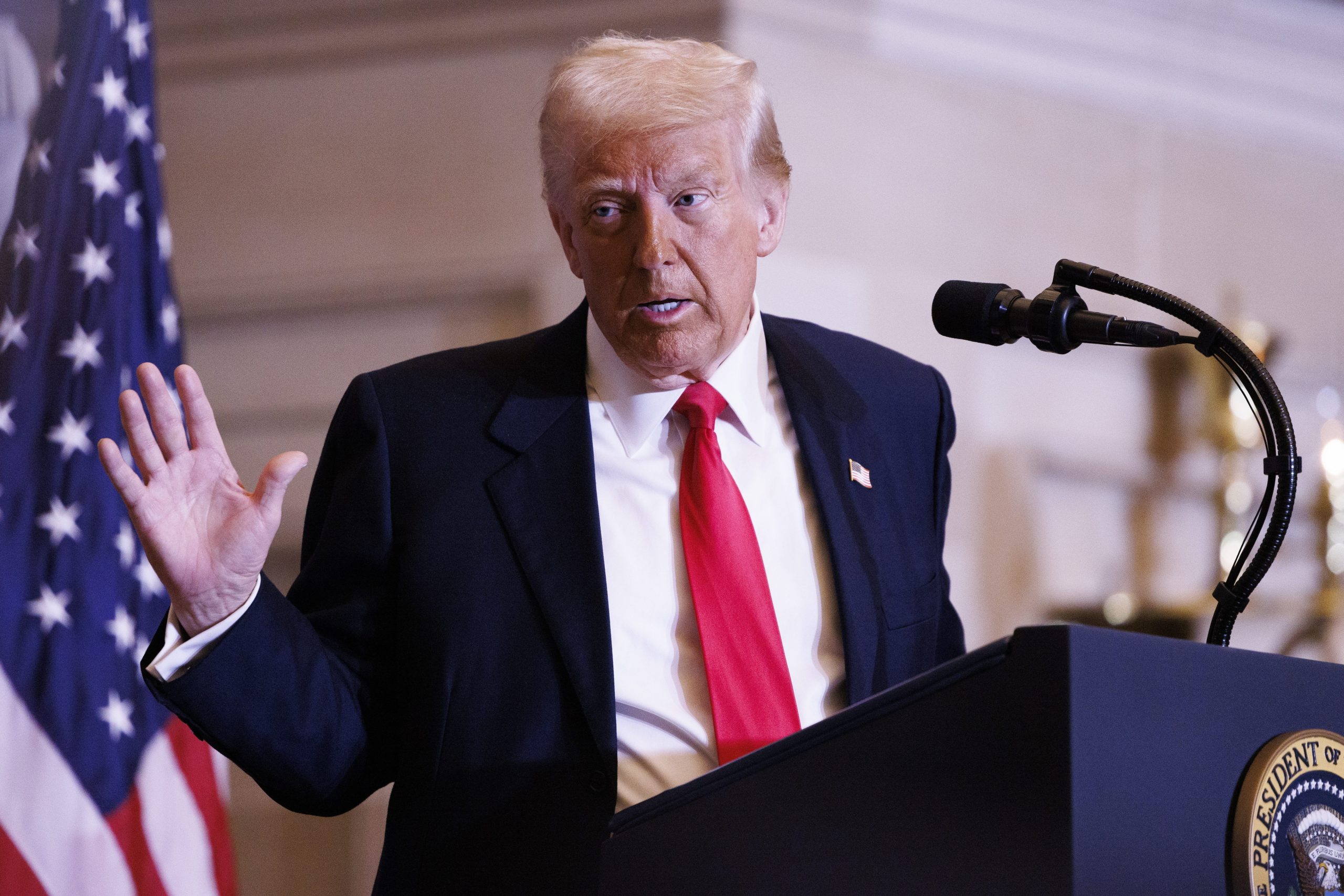 Guerra comercial: Europa na expectativa depois de Trump impor tarifas de 25% ao alumínio e aço importados