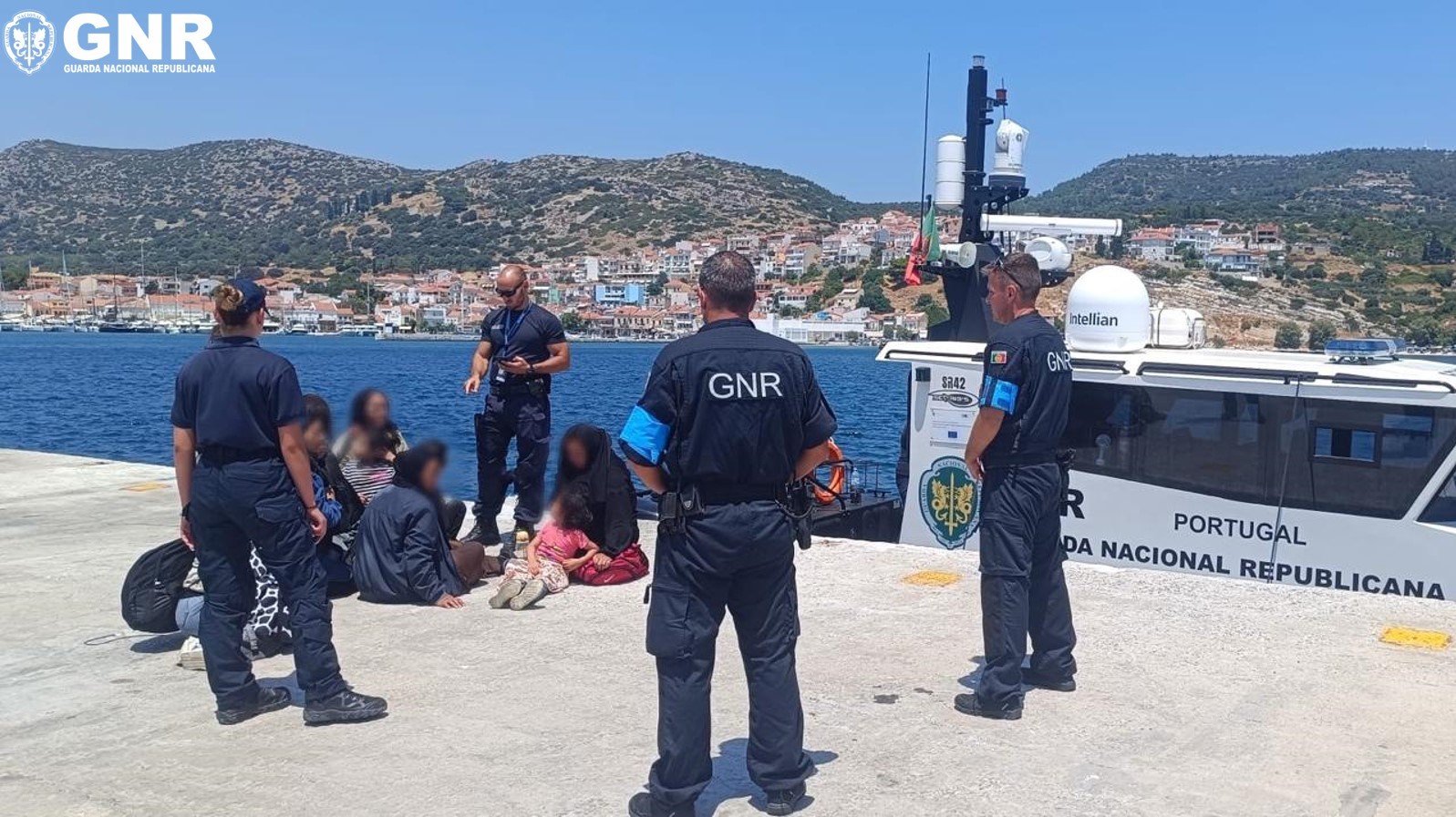 PSP organiza transferência de migrantes que chegaram ao Algarve para centros de instalação temporária