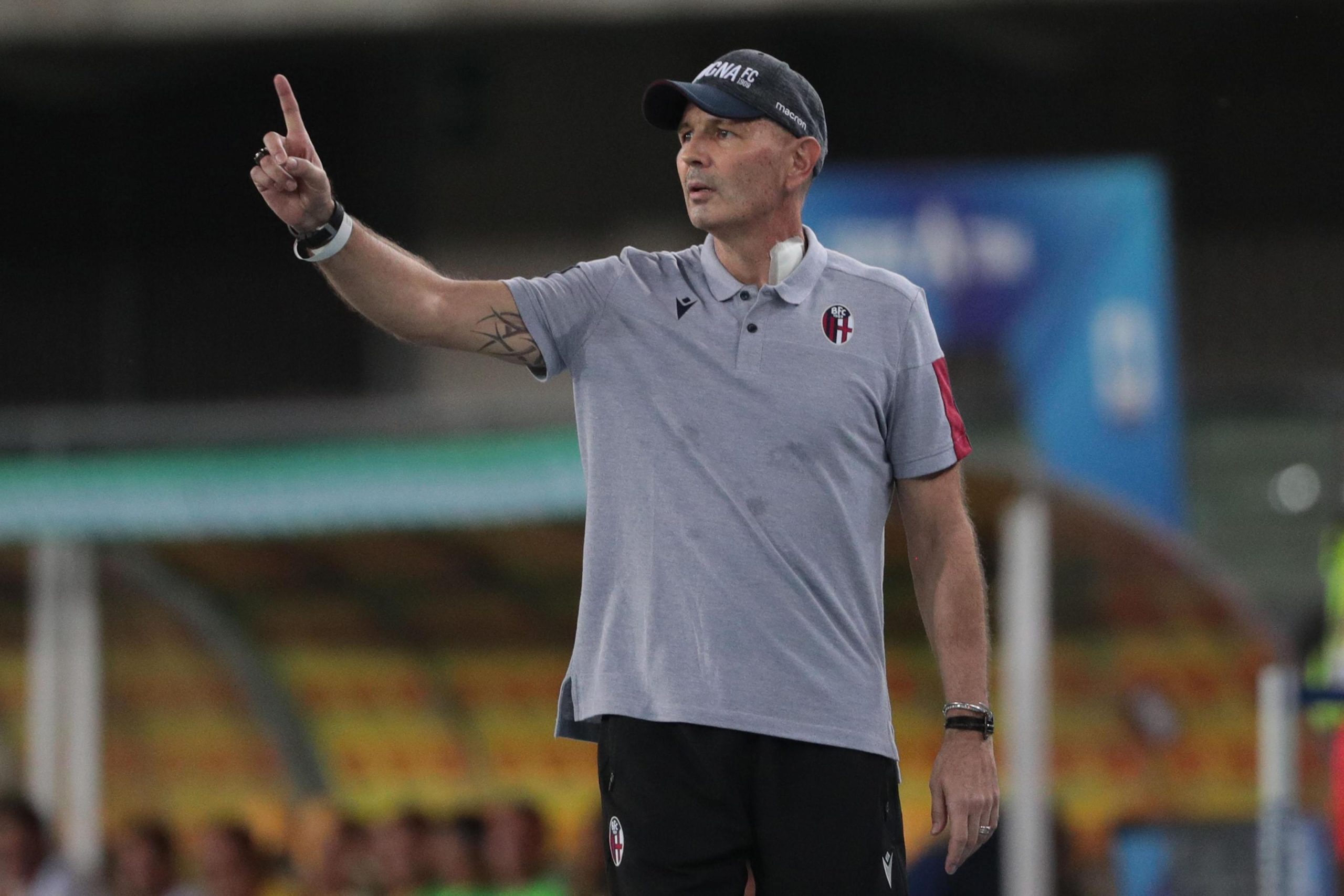 Mihajlovic sai do hospital para orientar Bolonha no arranque da liga italiana