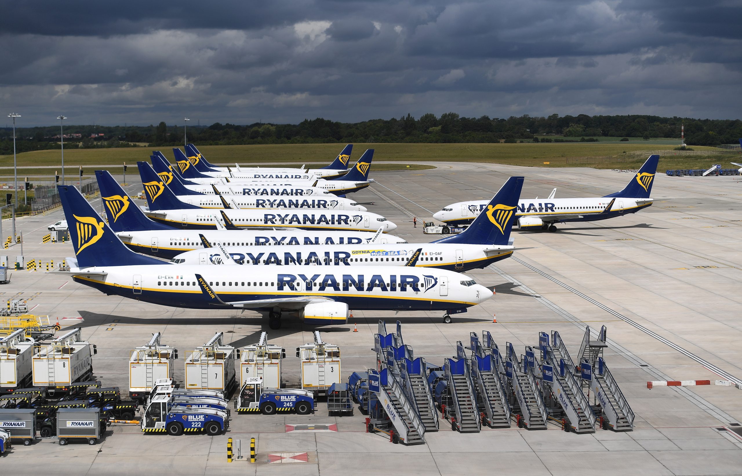 Tripulantes da Ryanair ‘presos’ entre contratos inferiores ao salário mínimo e a emigração