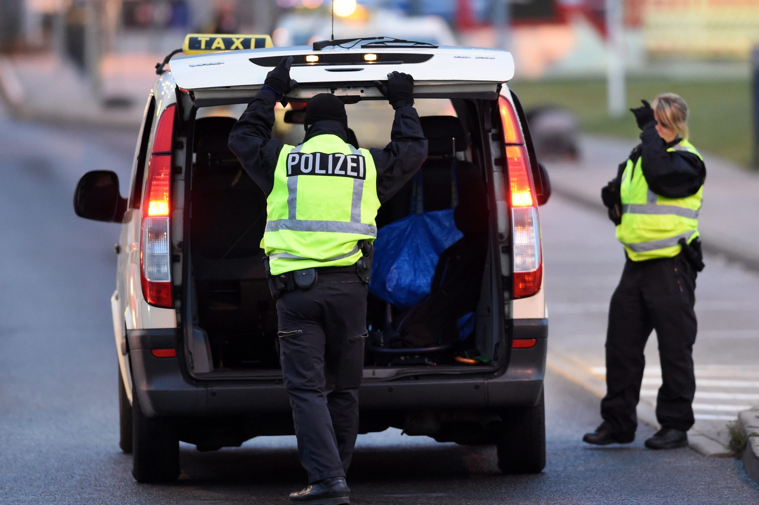 Imprensa alemã diz que tipo de explosivo encontrado na Alemanha liga suspeito sírio ao Estado Islâmico