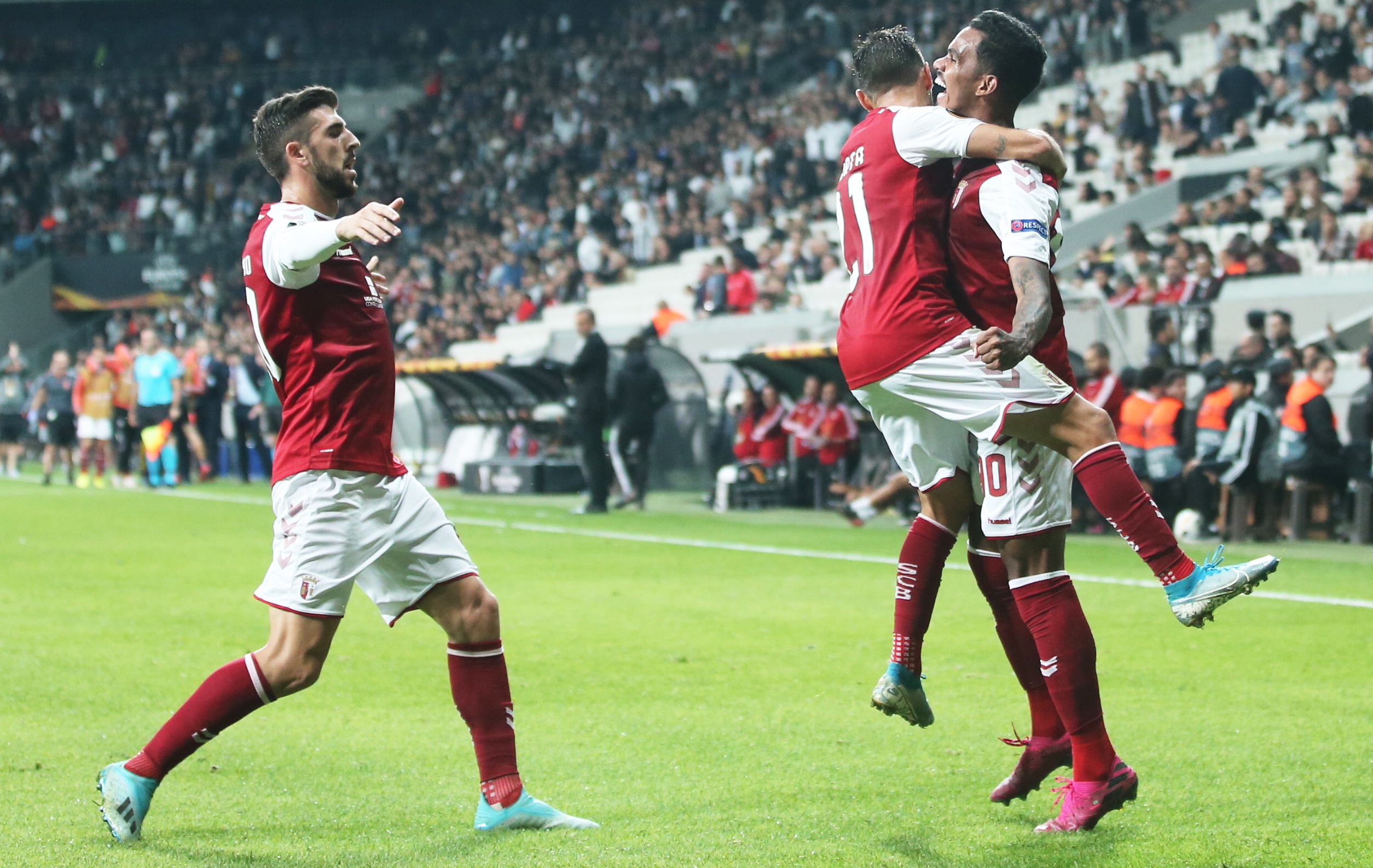 A vida é bela para o SC Braga. Na Europa até os postes ajudam