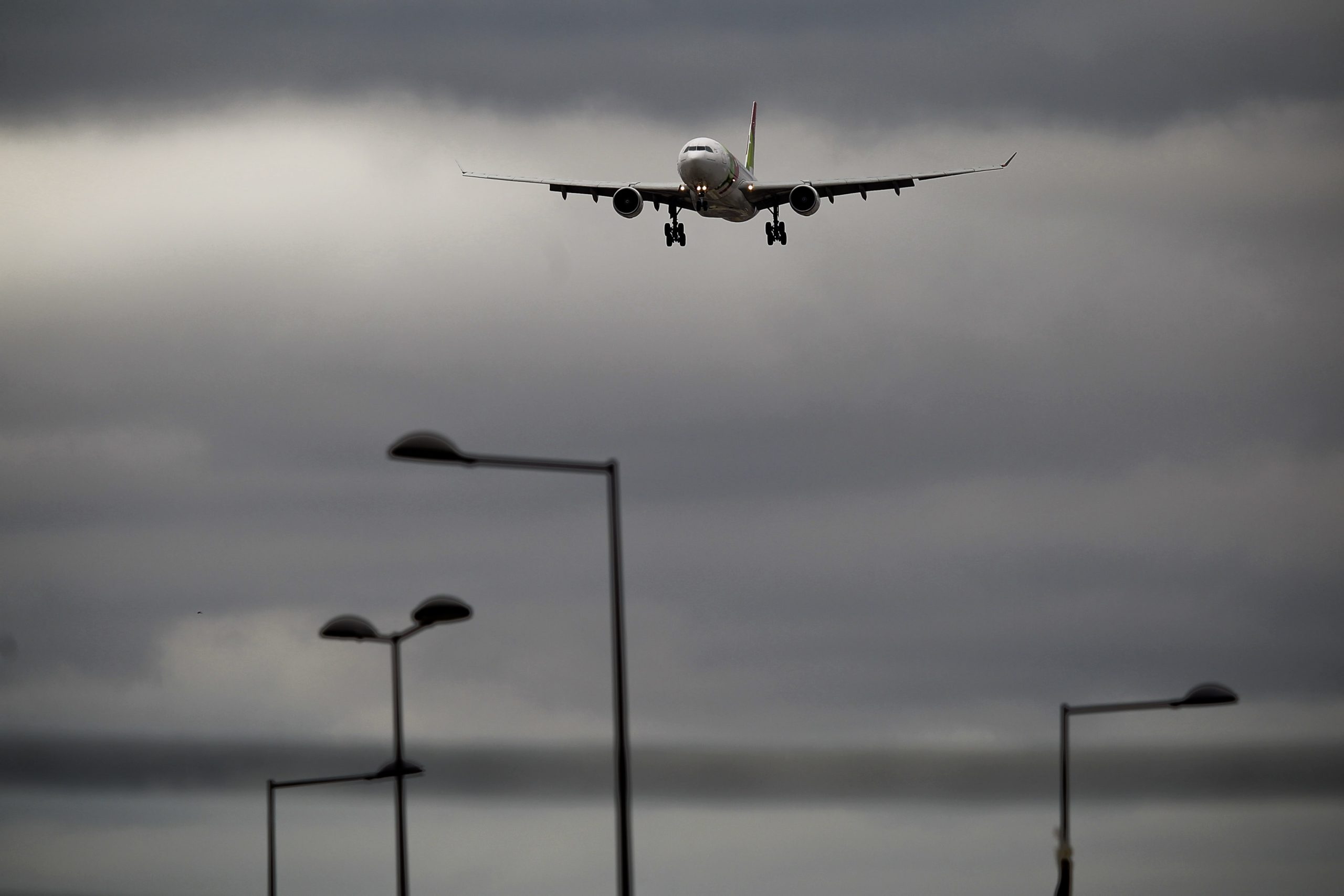 Governo rejeita taxa de 20 cêntimos por bilhete de avião e garante segurança aérea