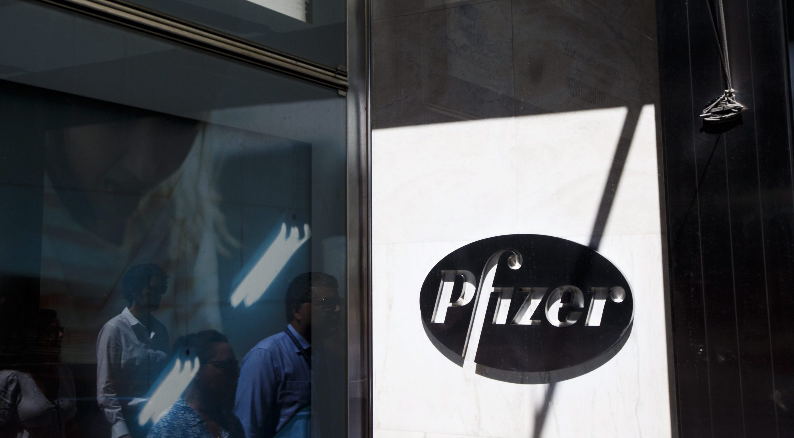 Covid-19: Regulador americano do medicamento deu aprovação total à vacina da Pfizer