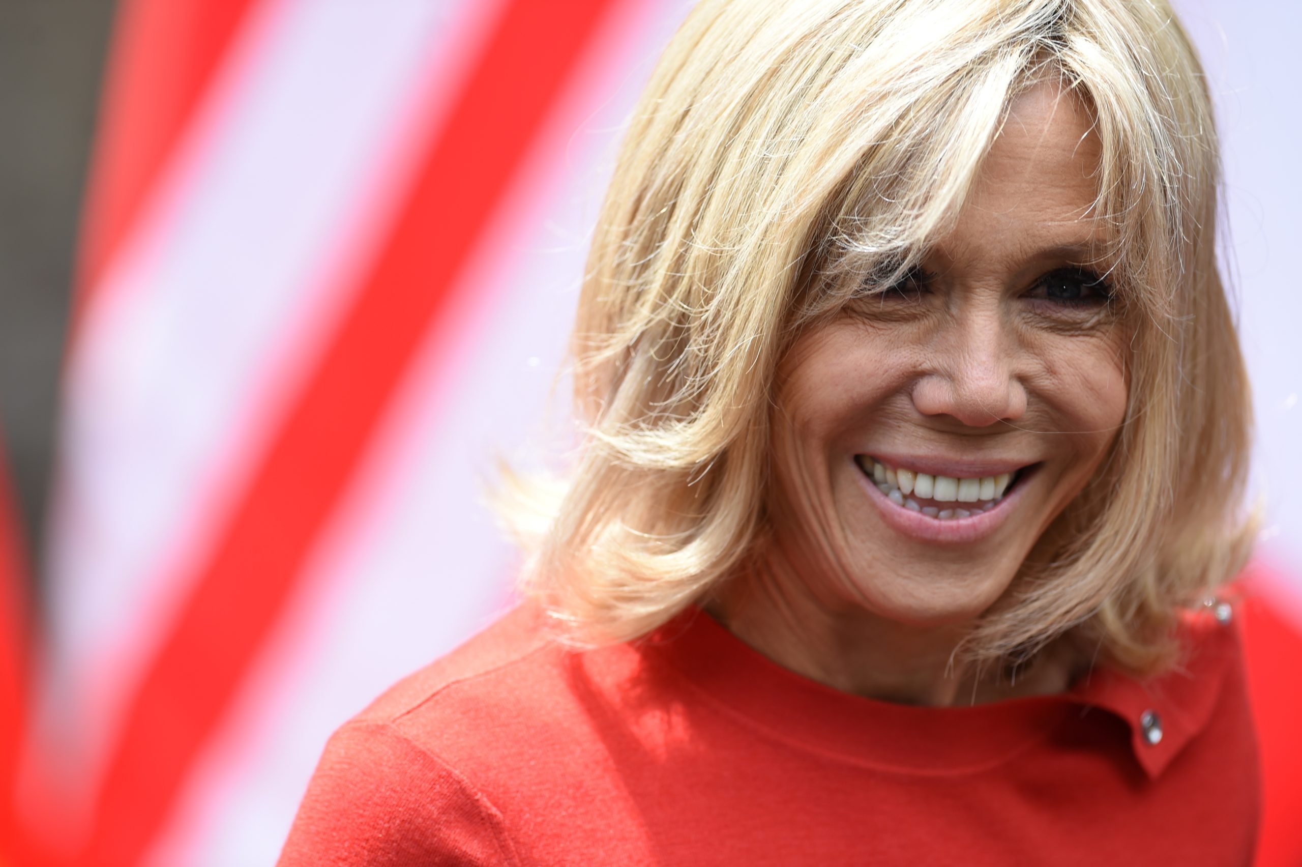 “Cabras nojentas”. Brigitte Macron insulta manifestantes feministas