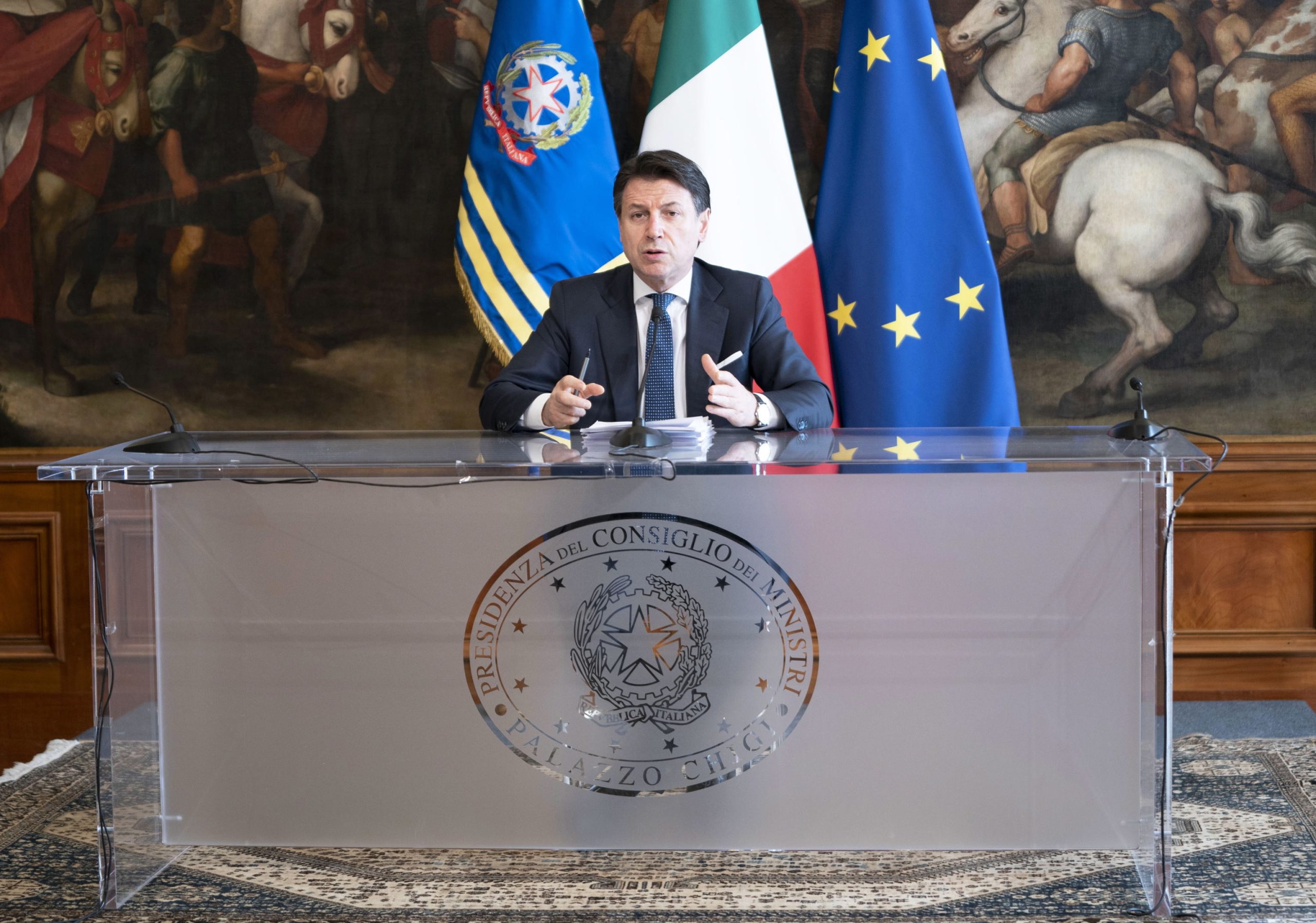 Covid-19: Conte considera inevitável prolongar medidas de contenção em Itália