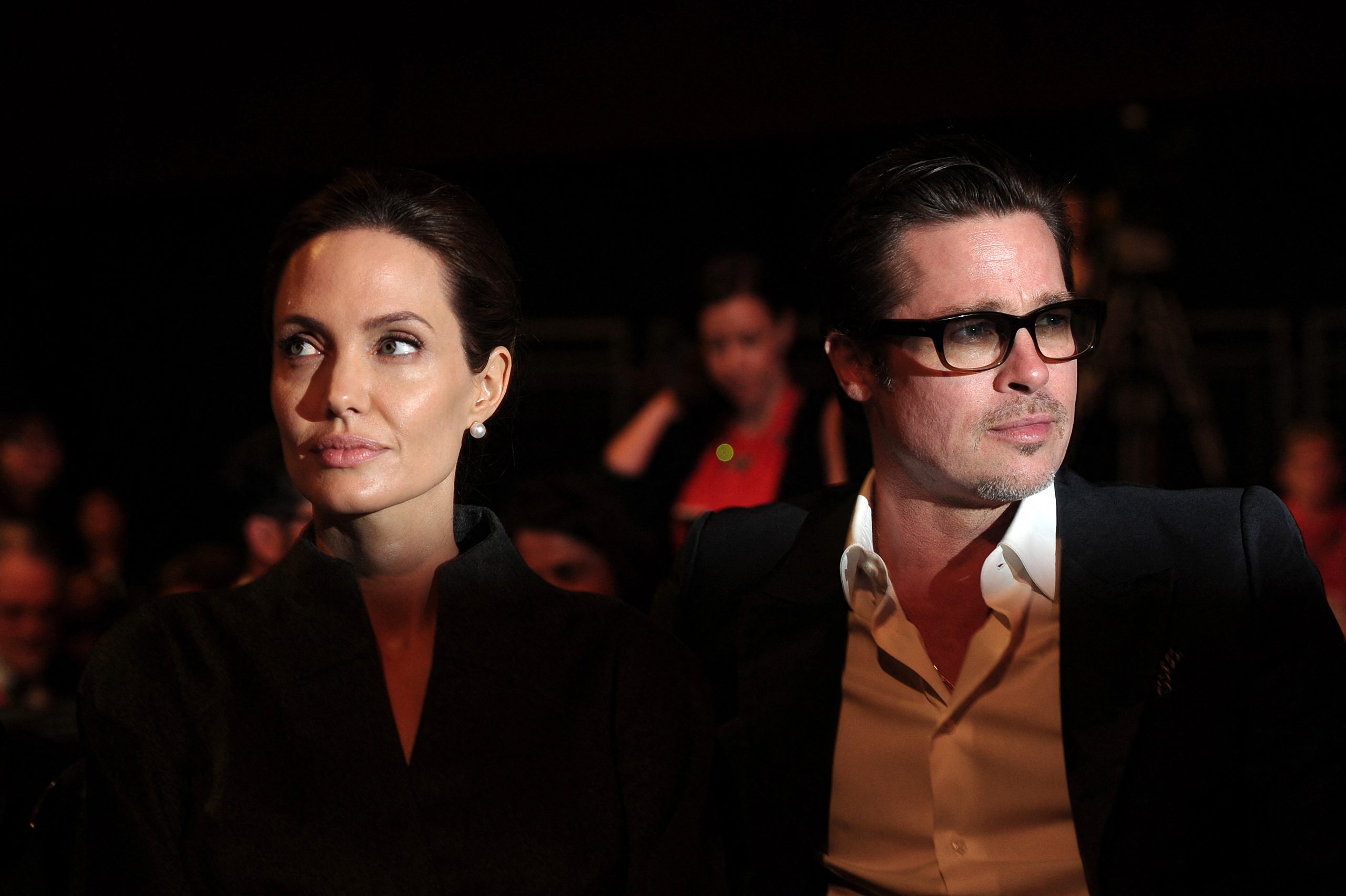 Cotoveladas, sufocos e safanões. Angelina Jolie detalha supostas agressões de Brad Pitt