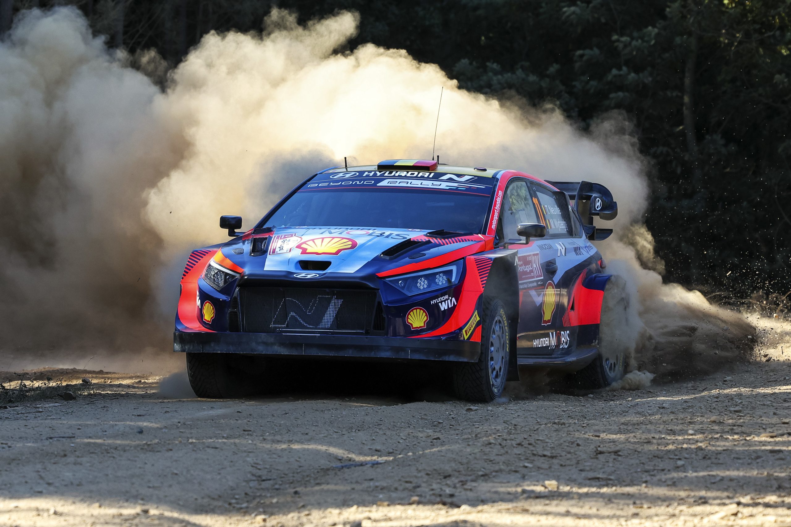 Neuville lidera Rali da Sardenha após despiste de Ogier