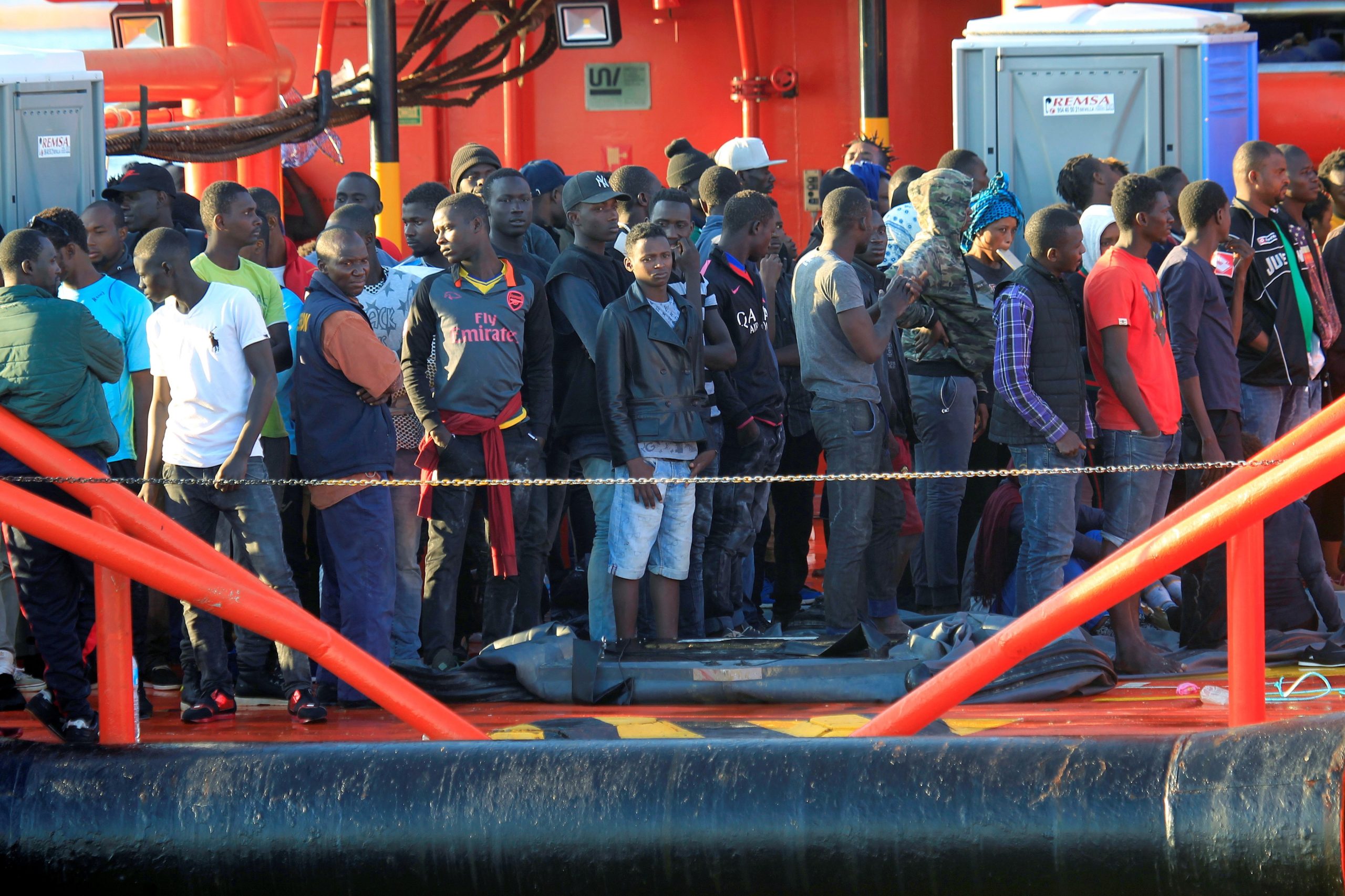 Autoridades espanholas resgatam 151 migrantes no mar