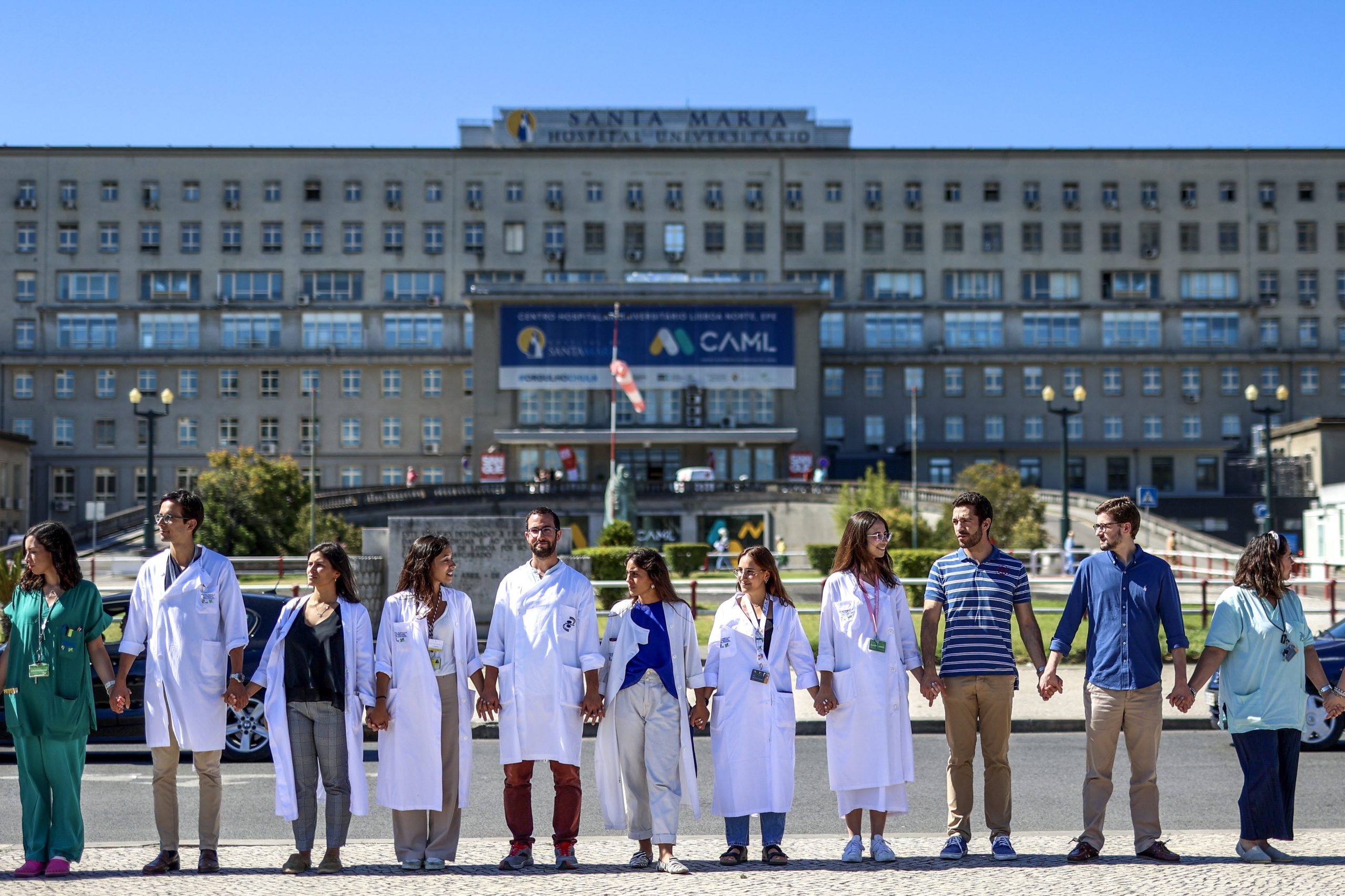 Meia centena de médicos unem-se em cordão solidário com profissionais da obstetrícia do Santa Maria
