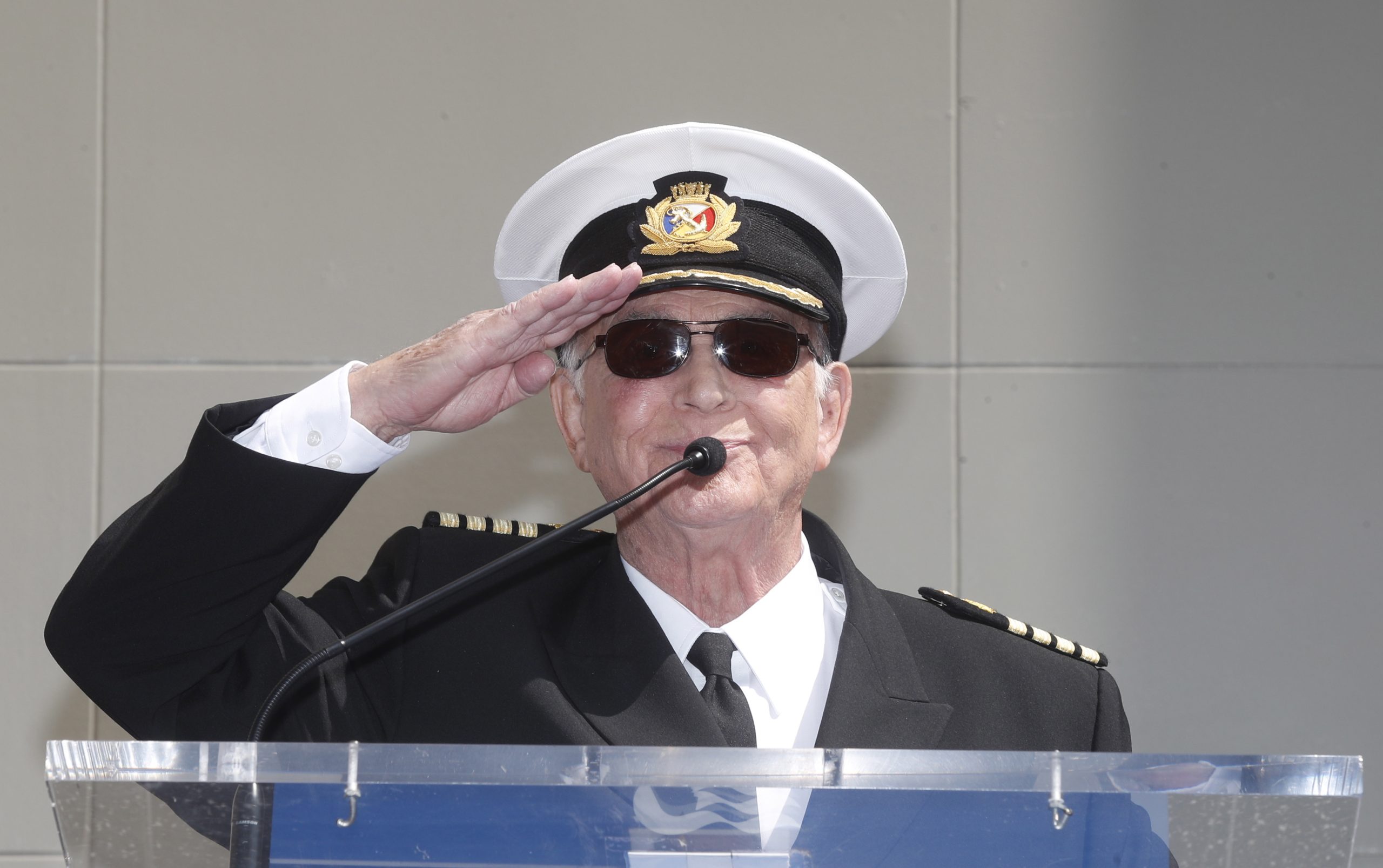 Morreu Gavin MacLeod, o capitão da série “O Barco do Amor”