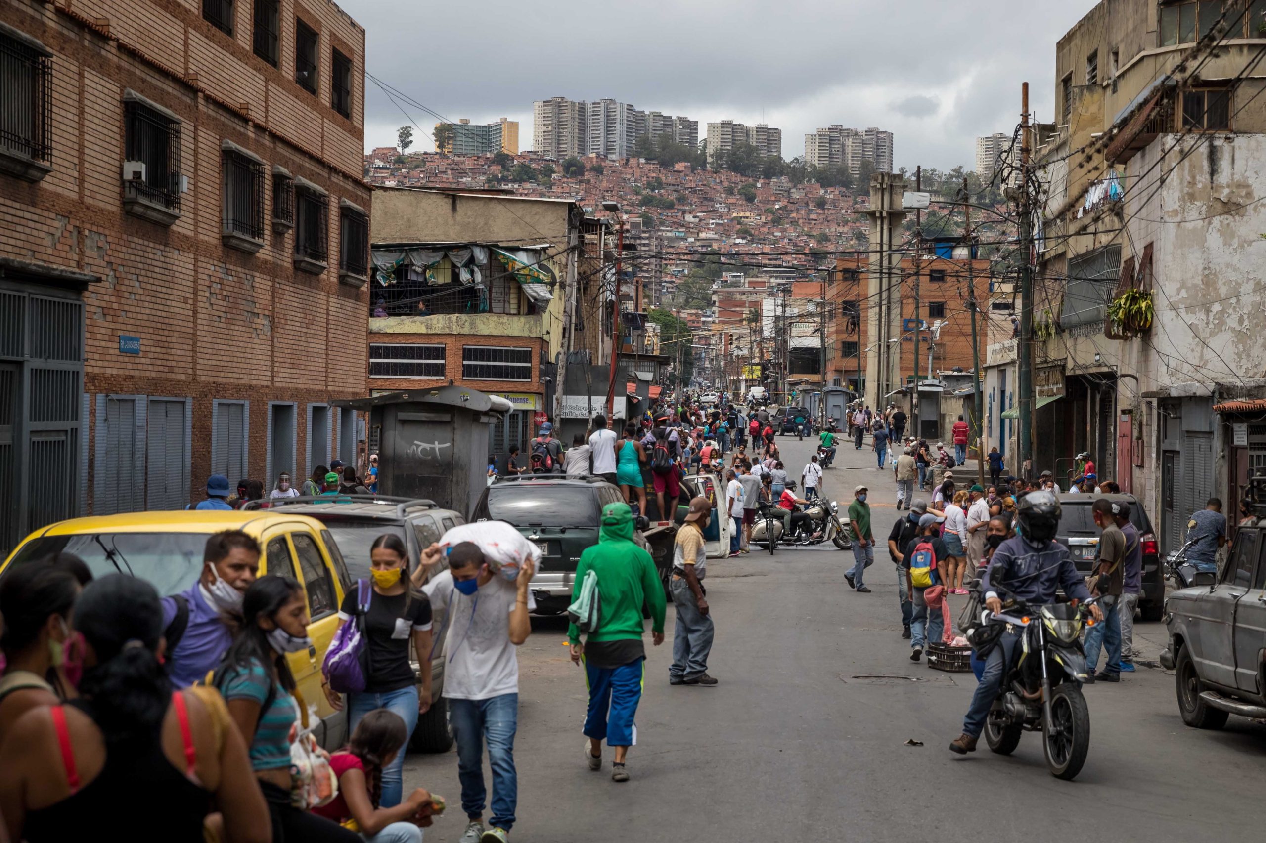 Projeto de origem portuguesa “sopa sorriso” alimenta carenciados de Caracas