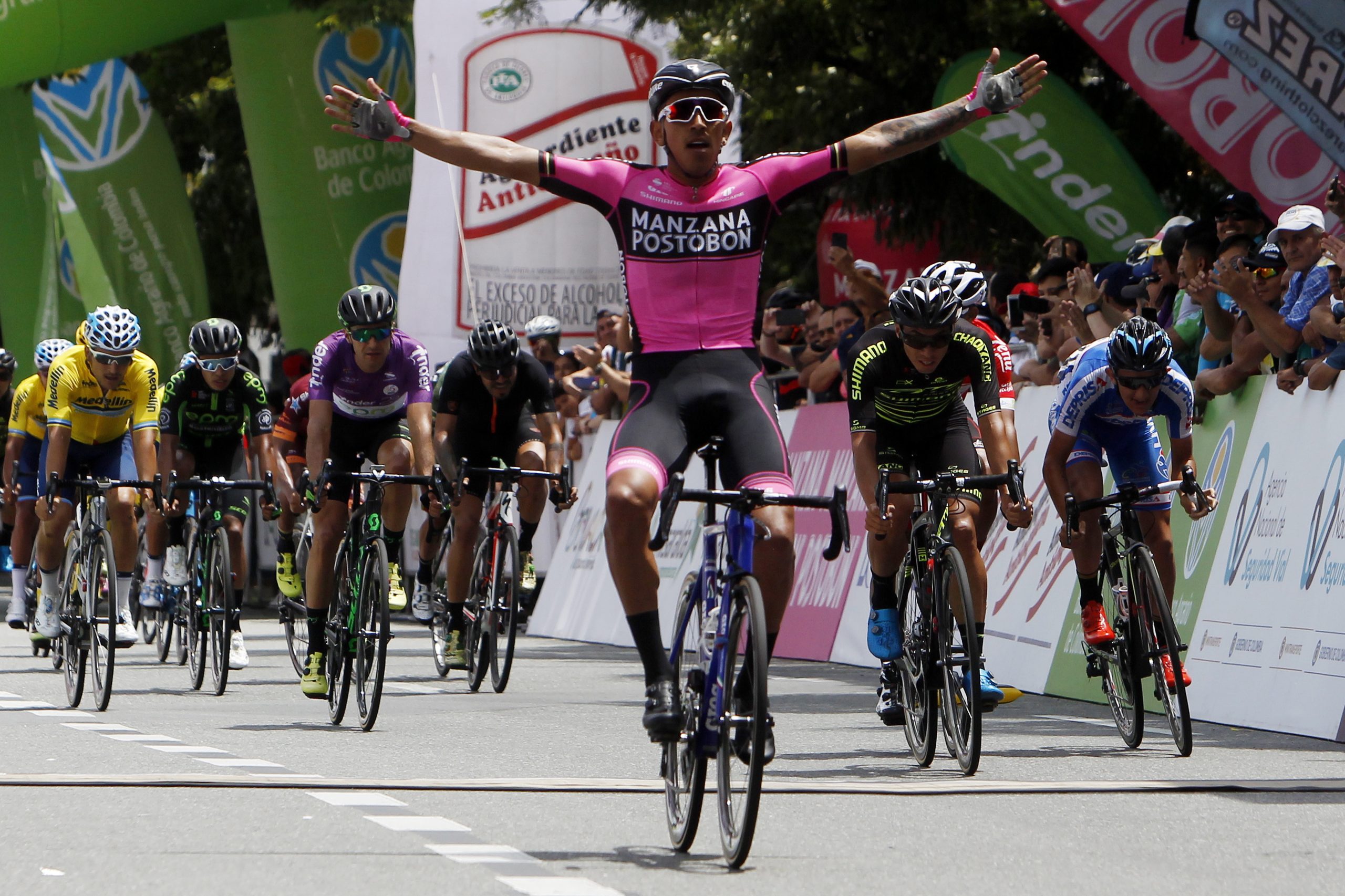 Giro: UAE-Emirates retira Juan Sebastián Molano por valores anómalos em controlo
