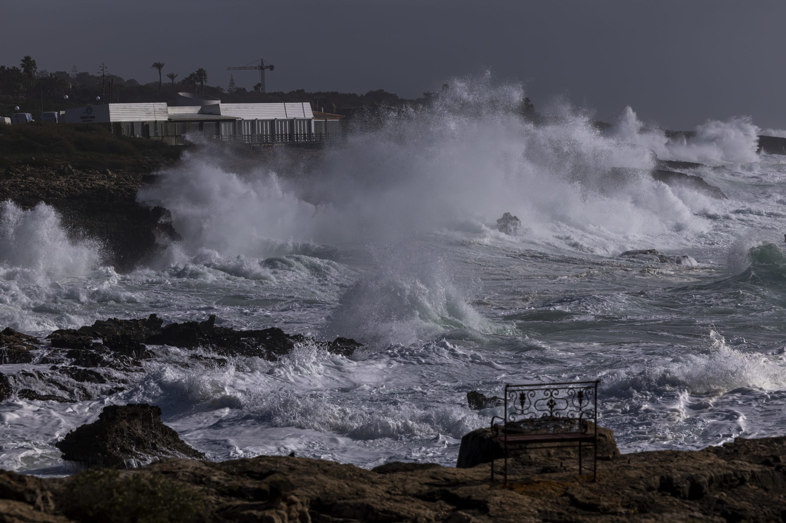 Chuva forte, trovoada e vento até 110 km/h. Frente fria atravessa Portugal esta quarta-feira