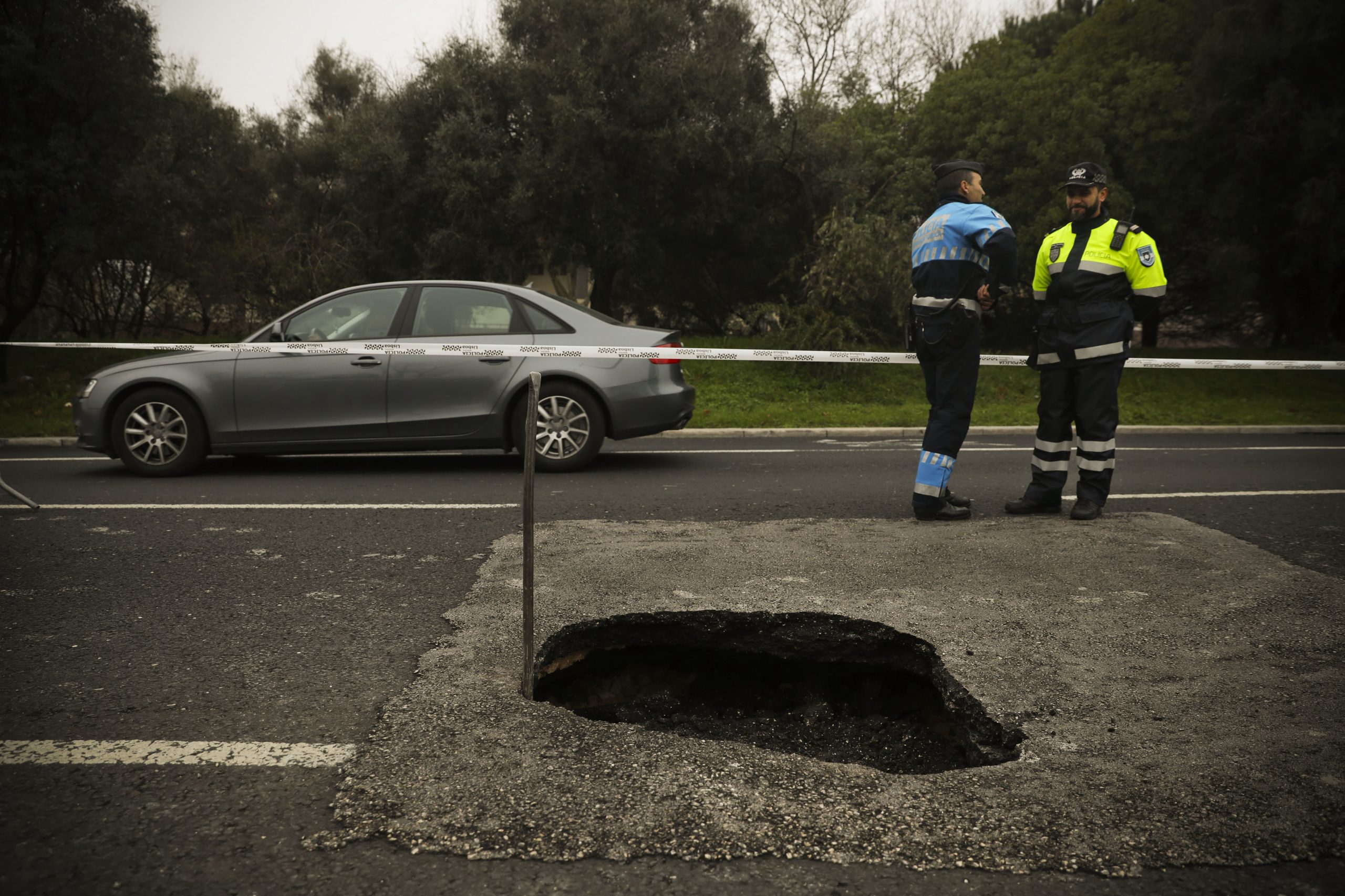 “Cratera grande” na Avenida Padre Cruz leva ao corte de 2 faixas