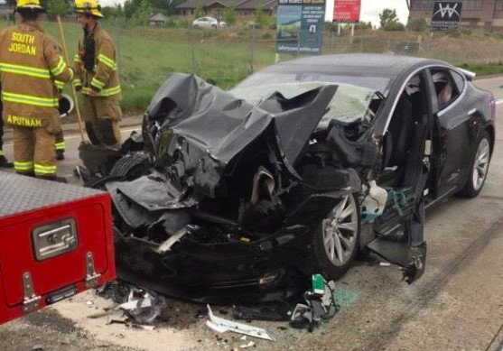 Tesla Model S bate num carro dos bombeiros parado nos semáforos. Condutor ficou ferido